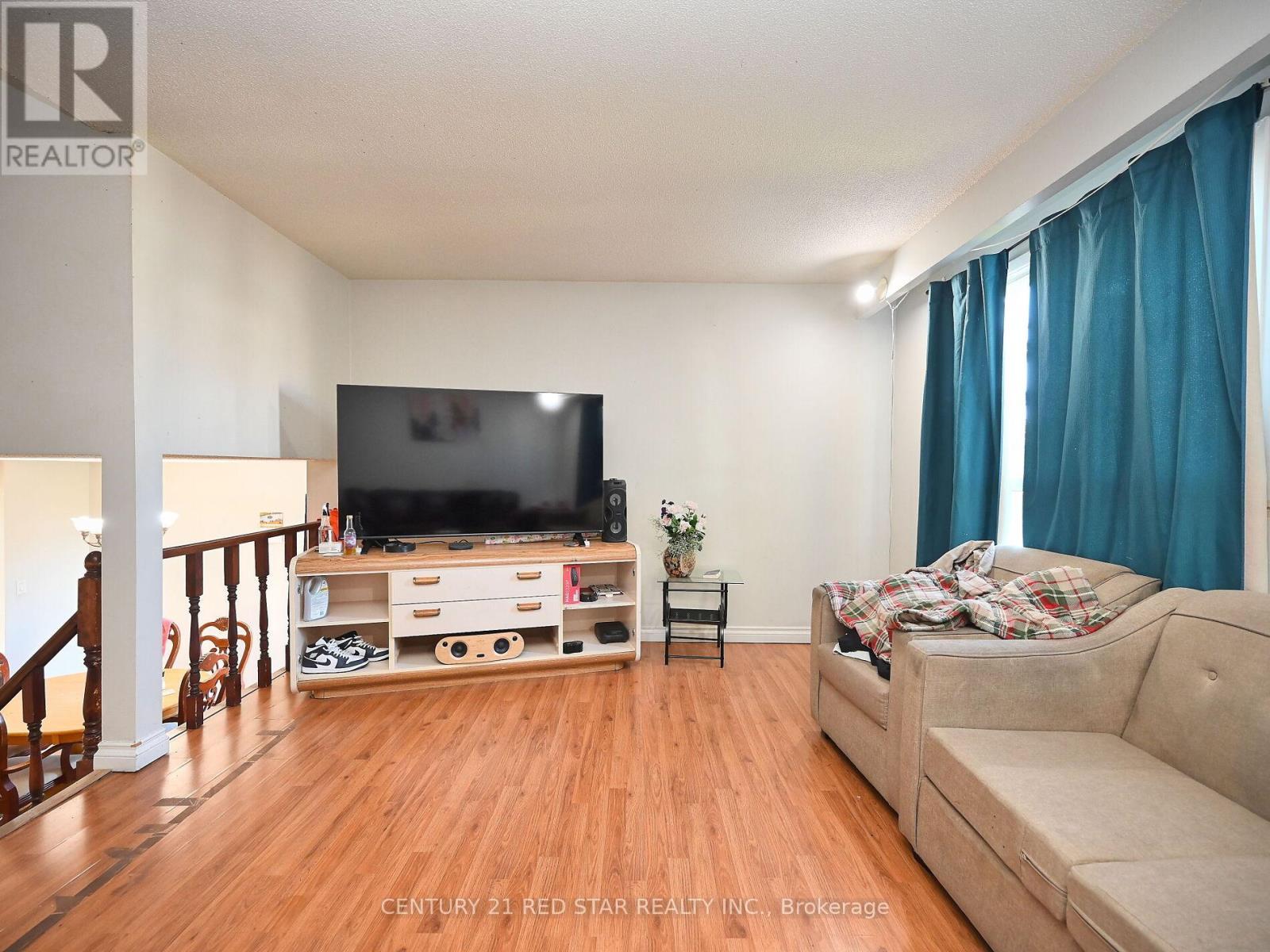 433 Hansen Road N, Brampton, ON - Indoor Photo Showing Living Room