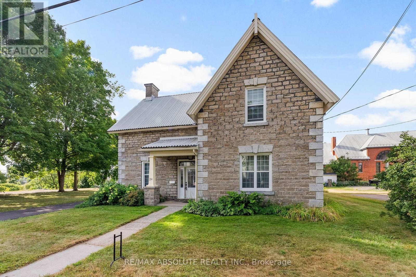 24 Ottawa Street, Arnprior, ON - Outdoor