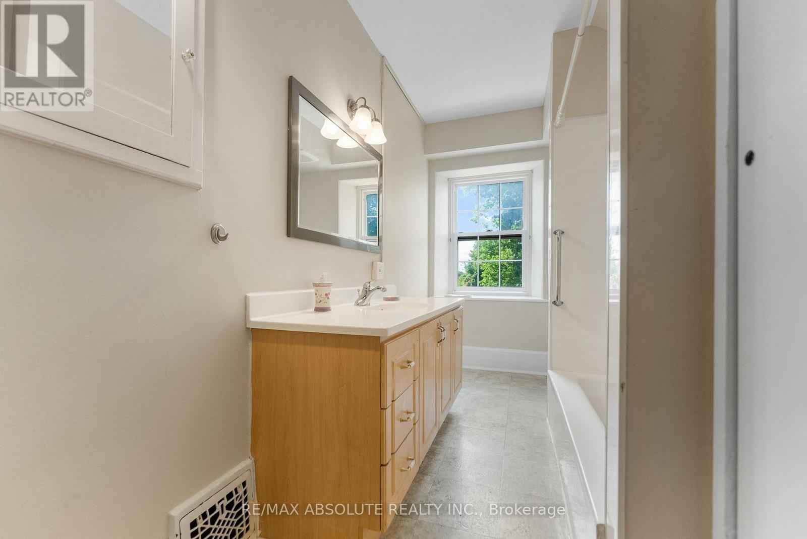 24 Ottawa Street, Arnprior, ON - Indoor Photo Showing Bathroom