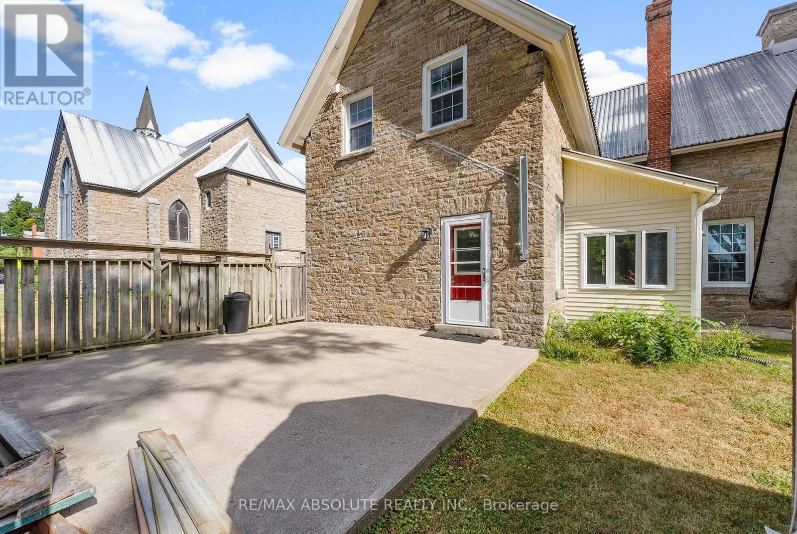 24 Ottawa Street, Arnprior, ON - Outdoor