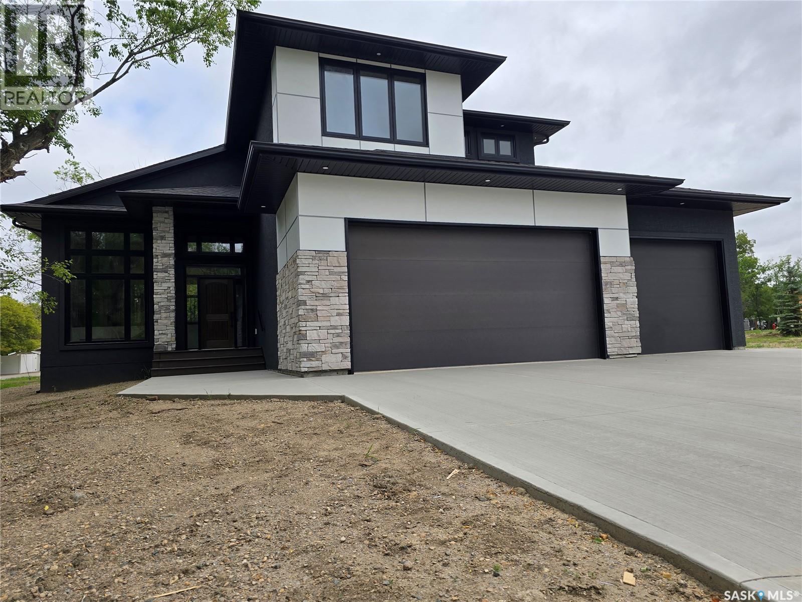 3 Kenney Crescent, Weyburn, SK - Outdoor