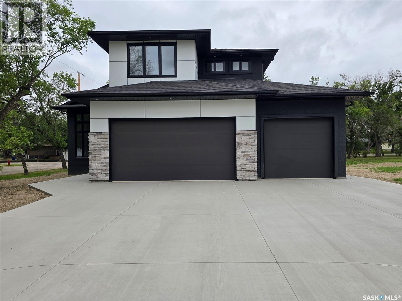 3 Kenney Crescent, Weyburn, SK - Outdoor