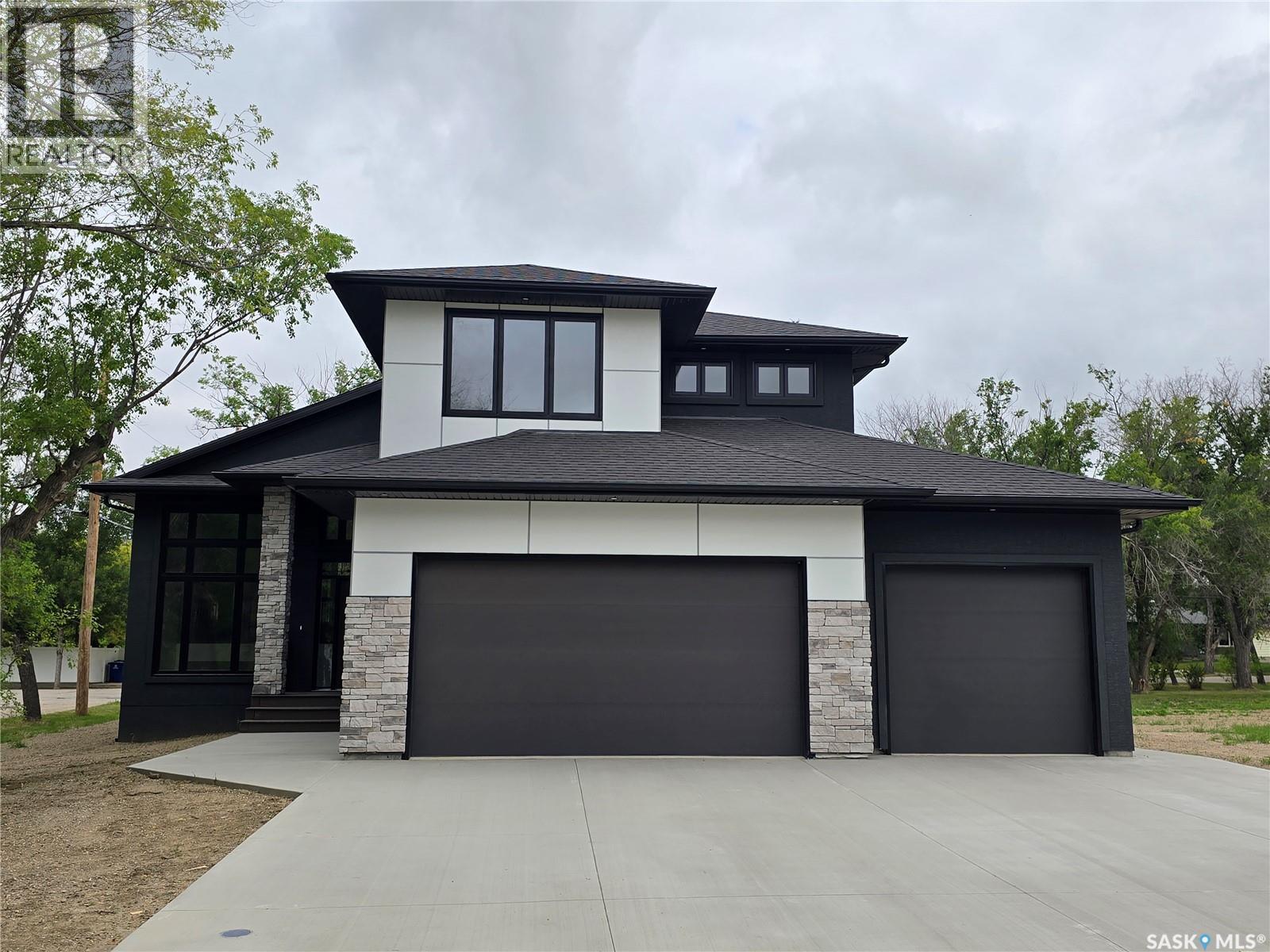 3 Kenney Crescent, Weyburn, SK - Outdoor