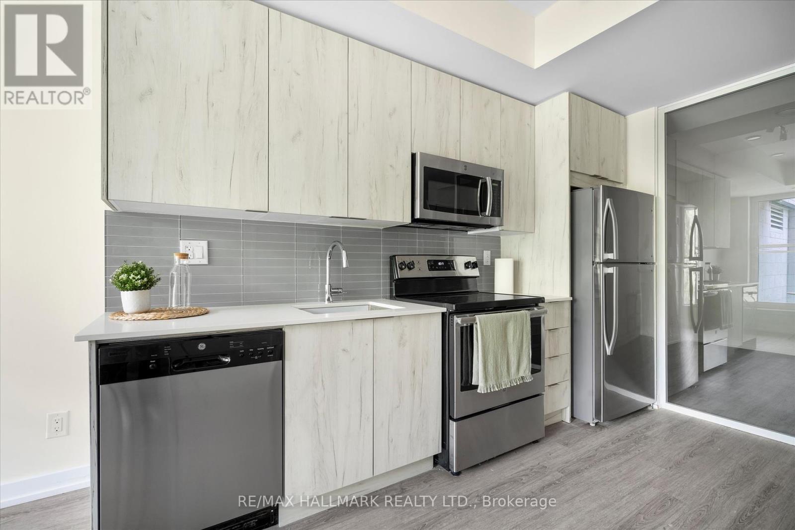 116 - 1350 Kingston Road, Toronto, ON - Indoor Photo Showing Kitchen With Stainless Steel Kitchen With Upgraded Kitchen