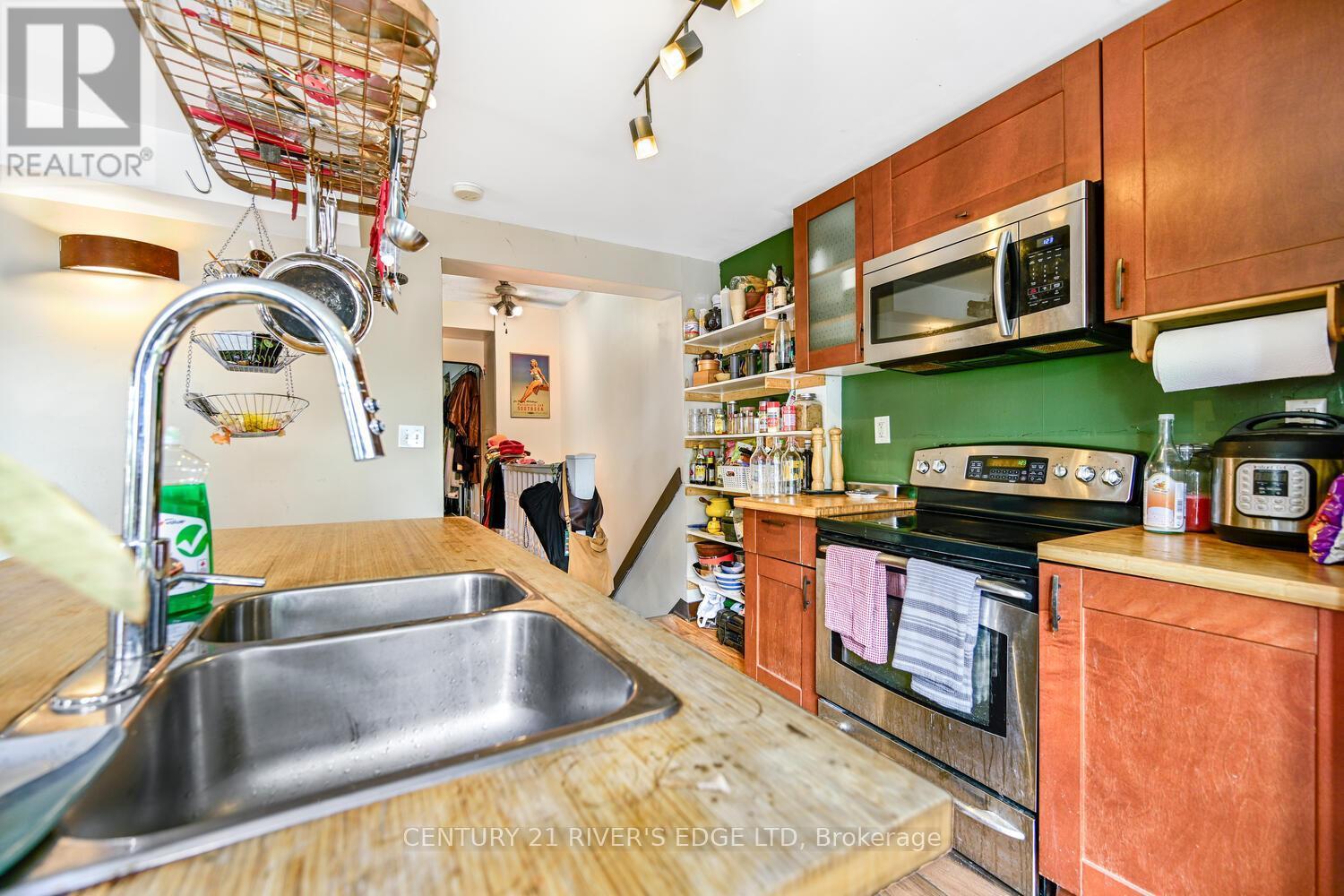 188 Armstrong Street, Ottawa, ON - Indoor Photo Showing Kitchen With Double Sink