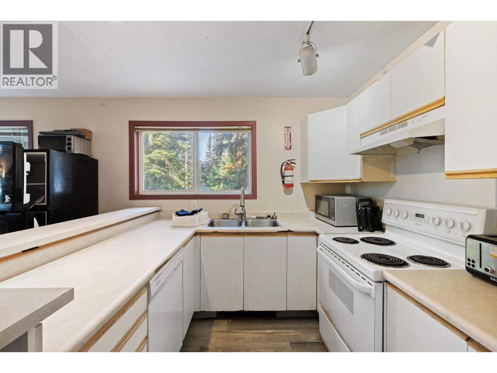 7475 Porcupine Road Unit# 3, Big White, BC - Indoor Photo Showing Kitchen With Double Sink