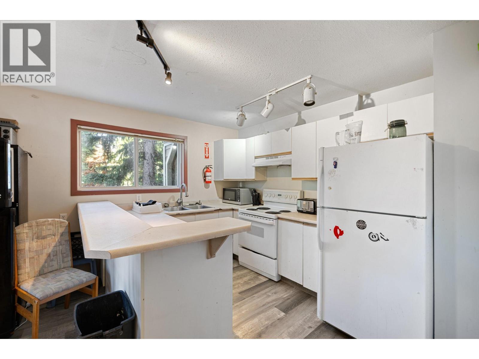 7475 Porcupine Road Unit# 3, Big White, BC - Indoor Photo Showing Kitchen With Double Sink