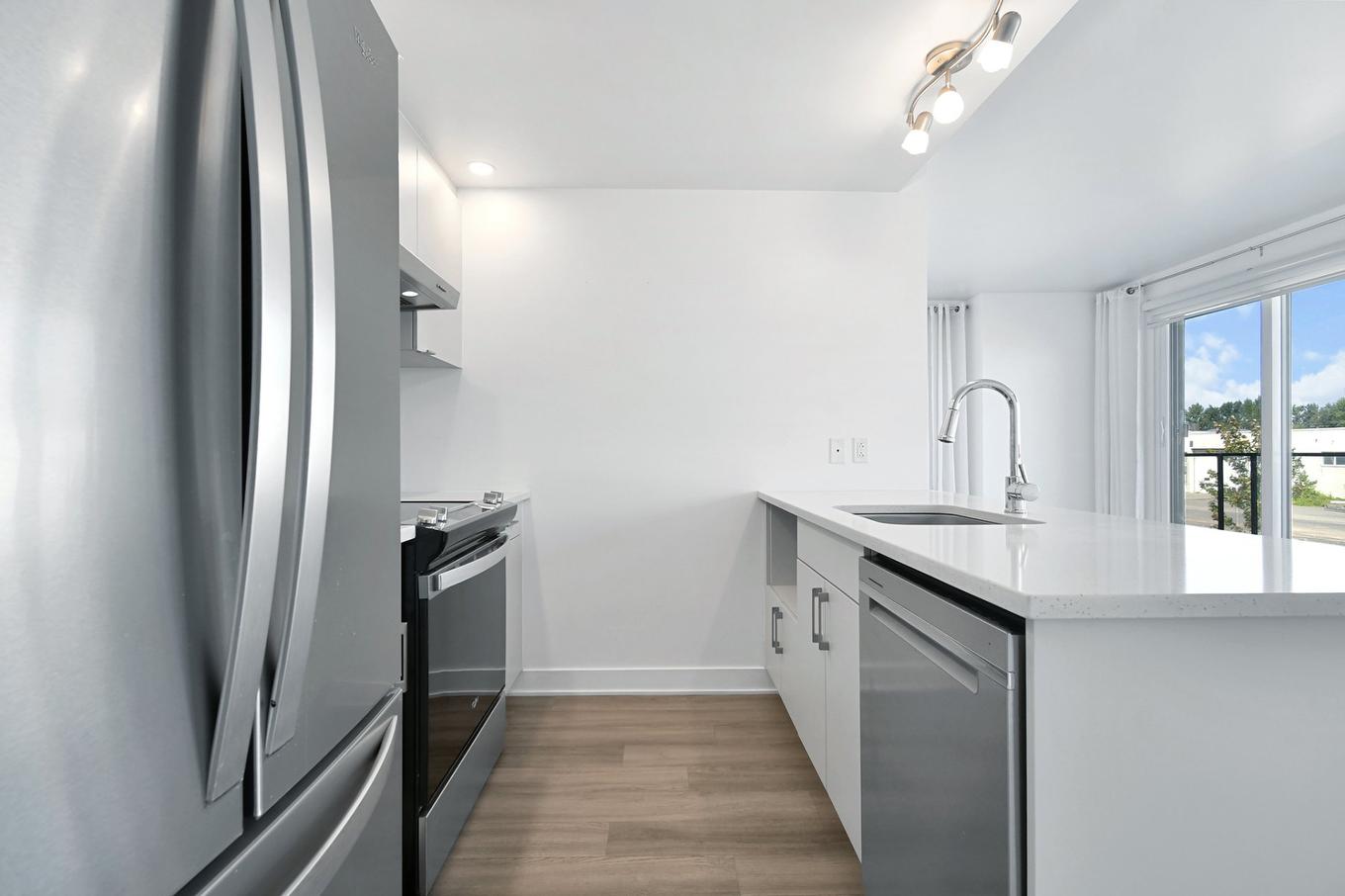 Kitchen - 211-1431 Av. De La Gare, Mascouche, QC - Indoor Photo Showing Kitchen With Upgraded Kitchen