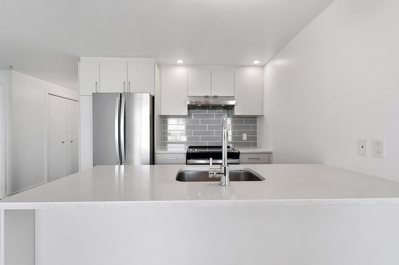 Kitchen - 211-1431 Av. De La Gare, Mascouche, QC - Indoor Photo Showing Kitchen With Upgraded Kitchen