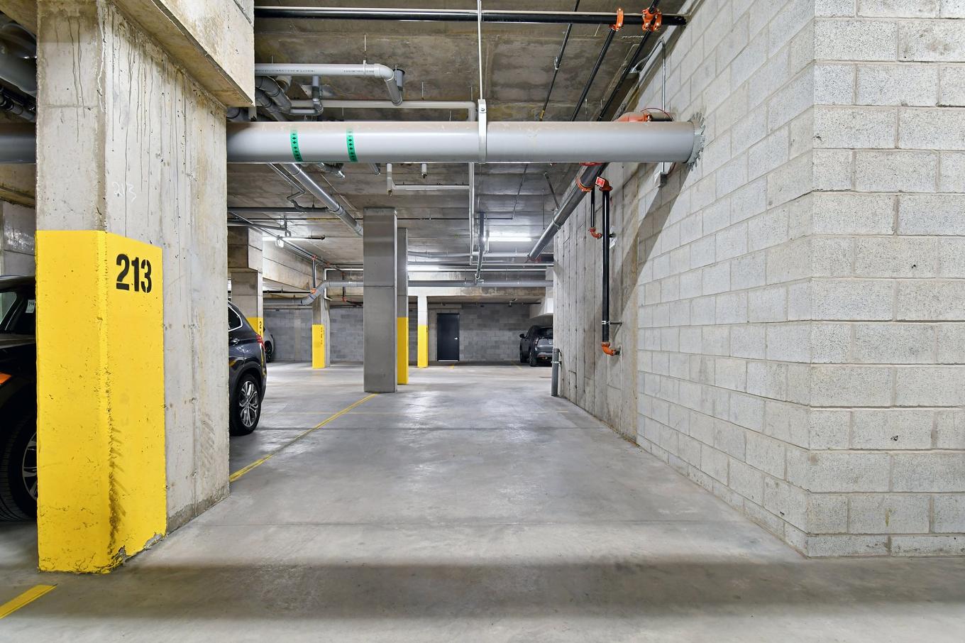 Garage - 211-1431 Av. De La Gare, Mascouche, QC - Indoor Photo Showing Garage