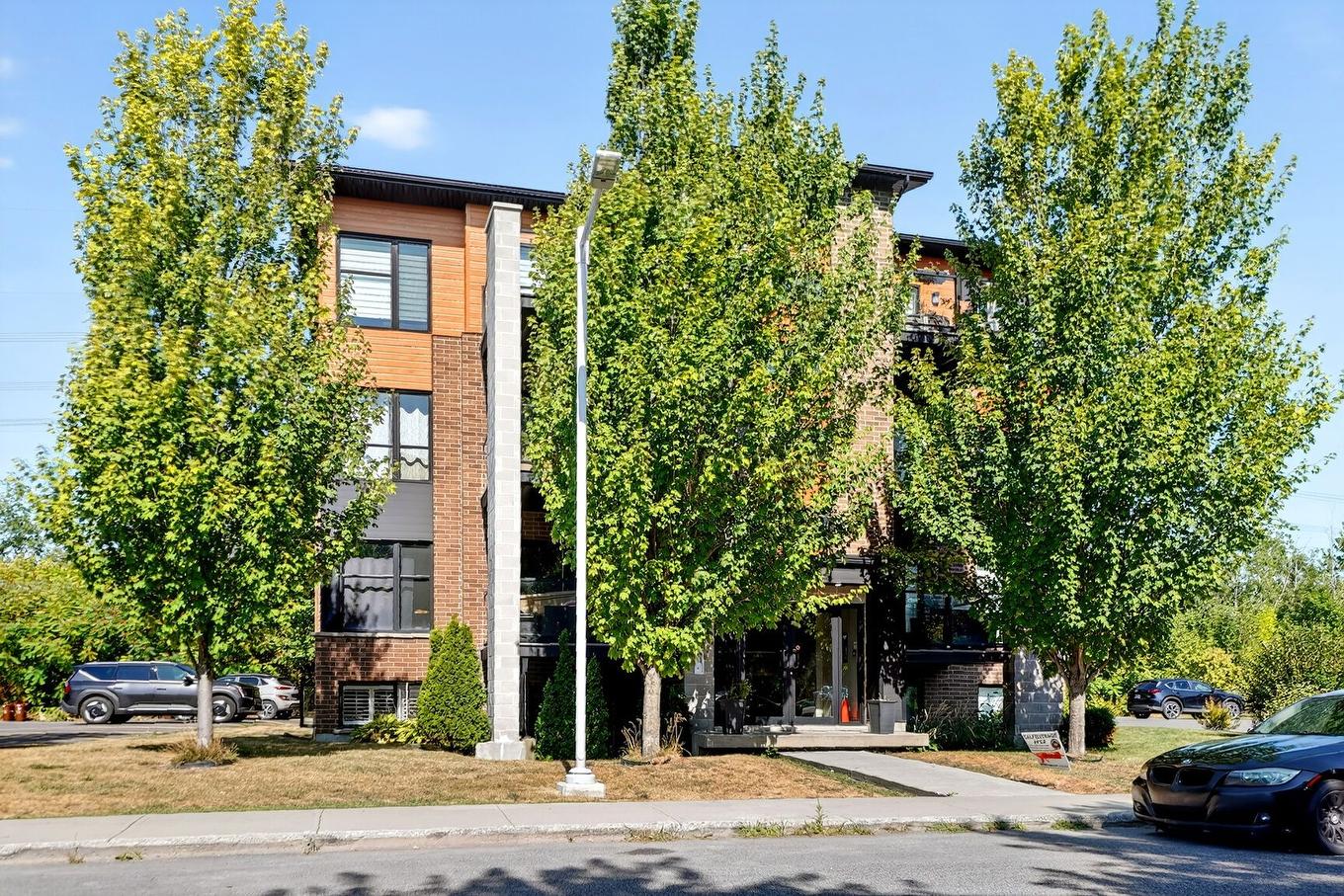 Frontage - 001-3661 Rue Fernand-Flipot, Longueuil (Saint-Hubert), QC - Outdoor