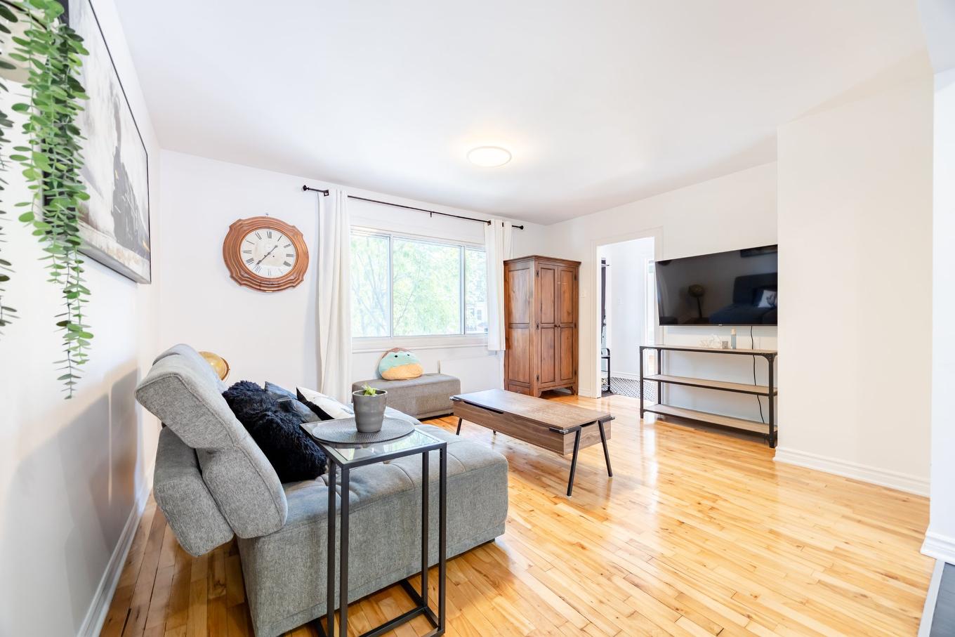 Living room - 7719 Av. Rhéaume, Montréal (Anjou), QC - Indoor Photo Showing Living Room