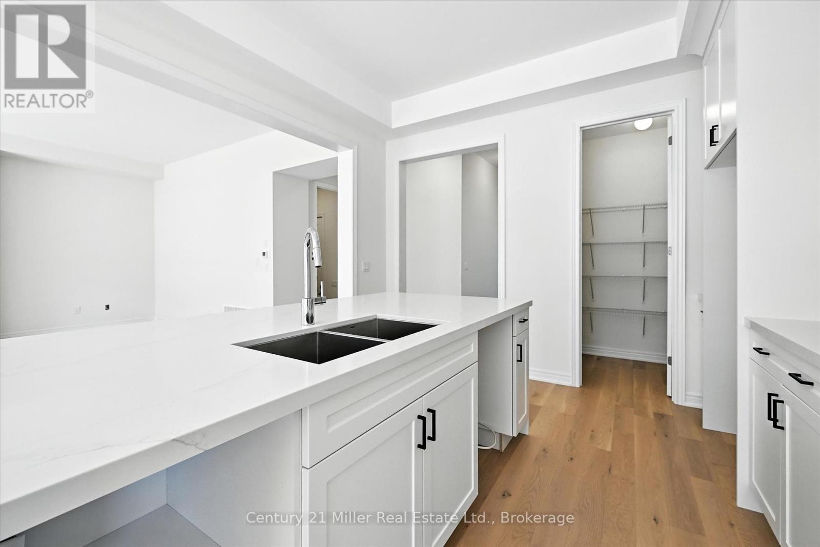 3250 Millicent Avenue, Oakville (Go Glenorchy), ON - Indoor Photo Showing Kitchen With Double Sink