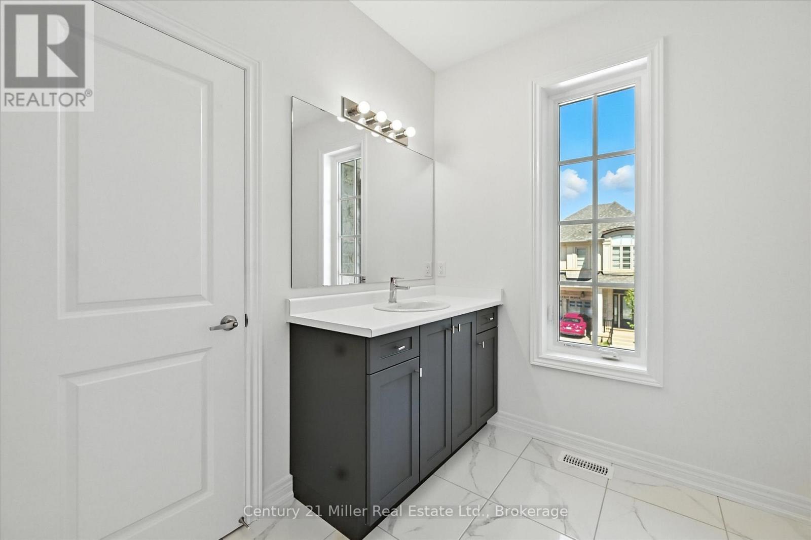 Shared Bath - 3250 Millicent Avenue, Oakville (Go Glenorchy), ON - Indoor Photo Showing Bathroom