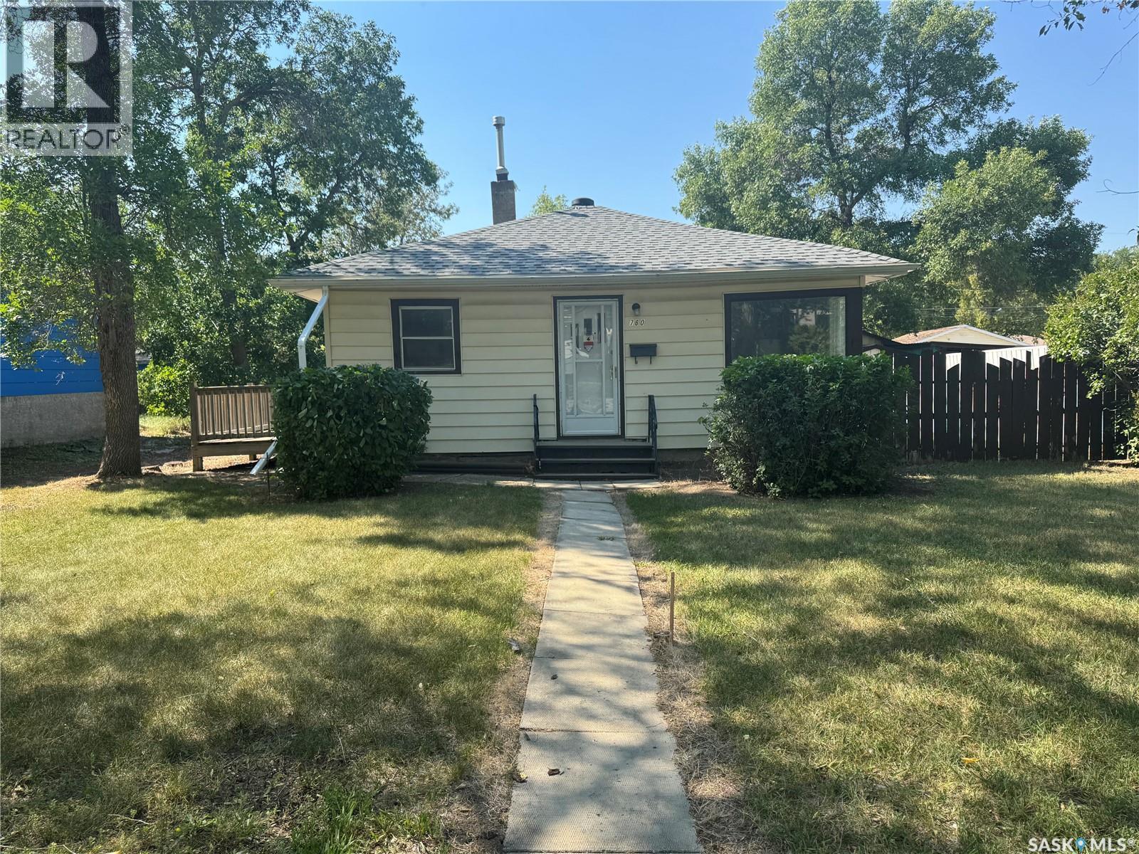 760 Argyle Street, Regina, SK - Outdoor