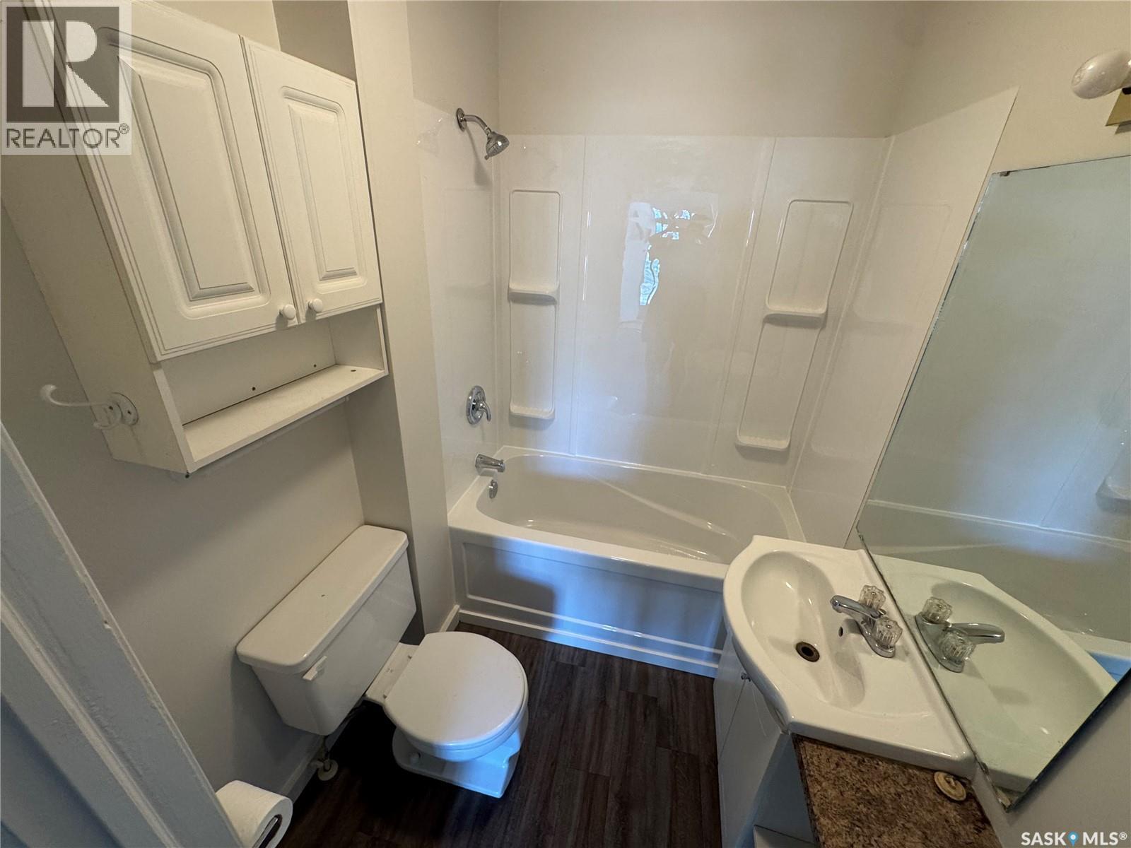 760 Argyle Street, Regina, SK - Indoor Photo Showing Bathroom