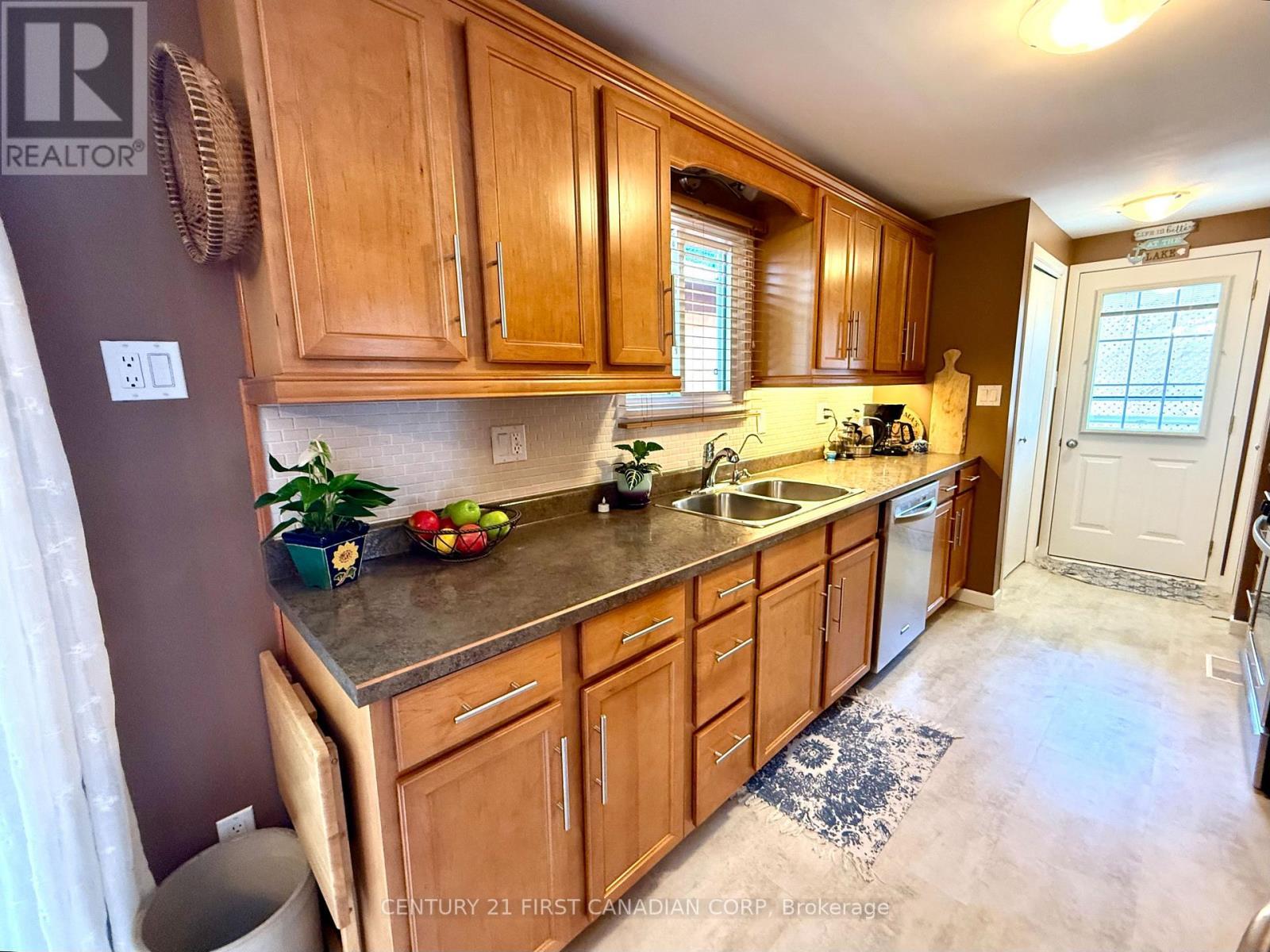 29 Maple Grove Court, South Huron (Stephen), ON - Indoor Photo Showing Kitchen With Double Sink