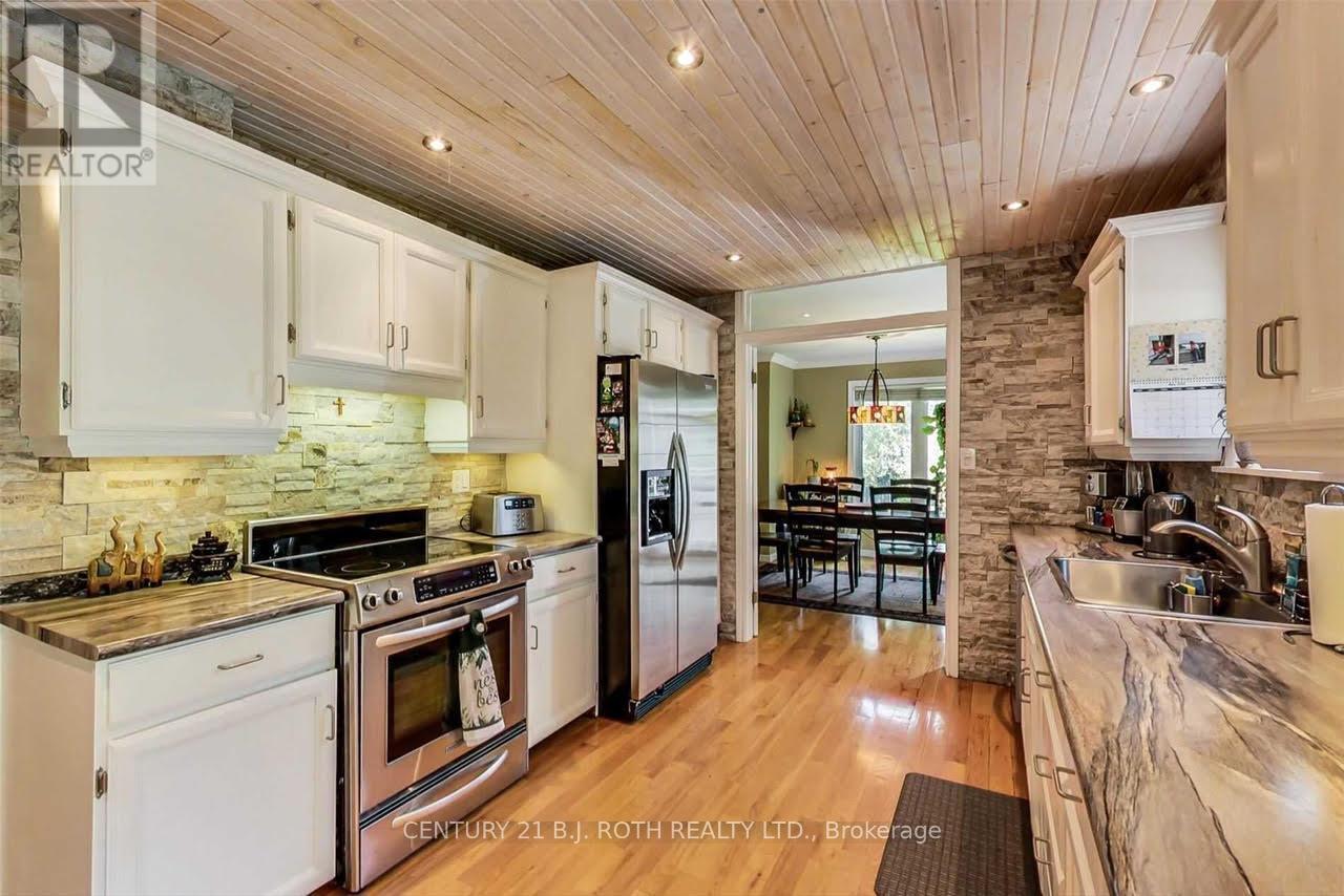 2 - 1711 South Porcupine Avenue, Innisfil, ON - Indoor Photo Showing Kitchen