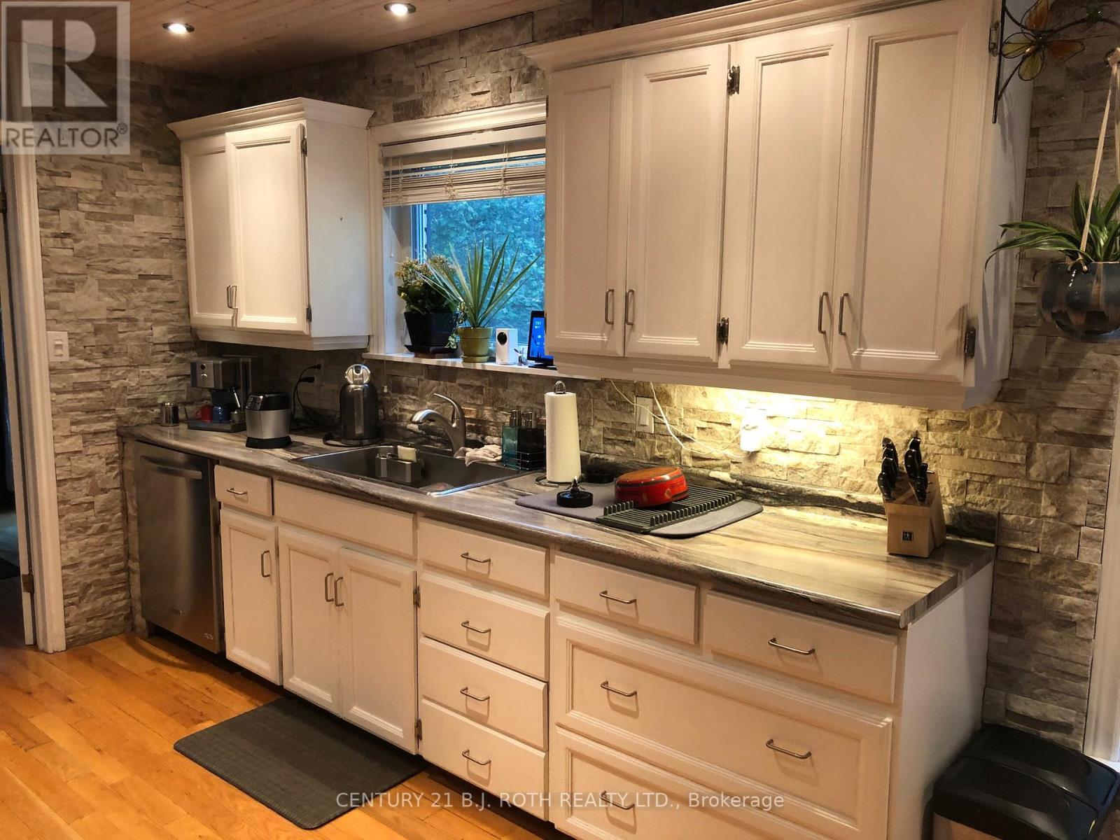 2 - 1711 South Porcupine Avenue, Innisfil, ON - Indoor Photo Showing Kitchen With Double Sink