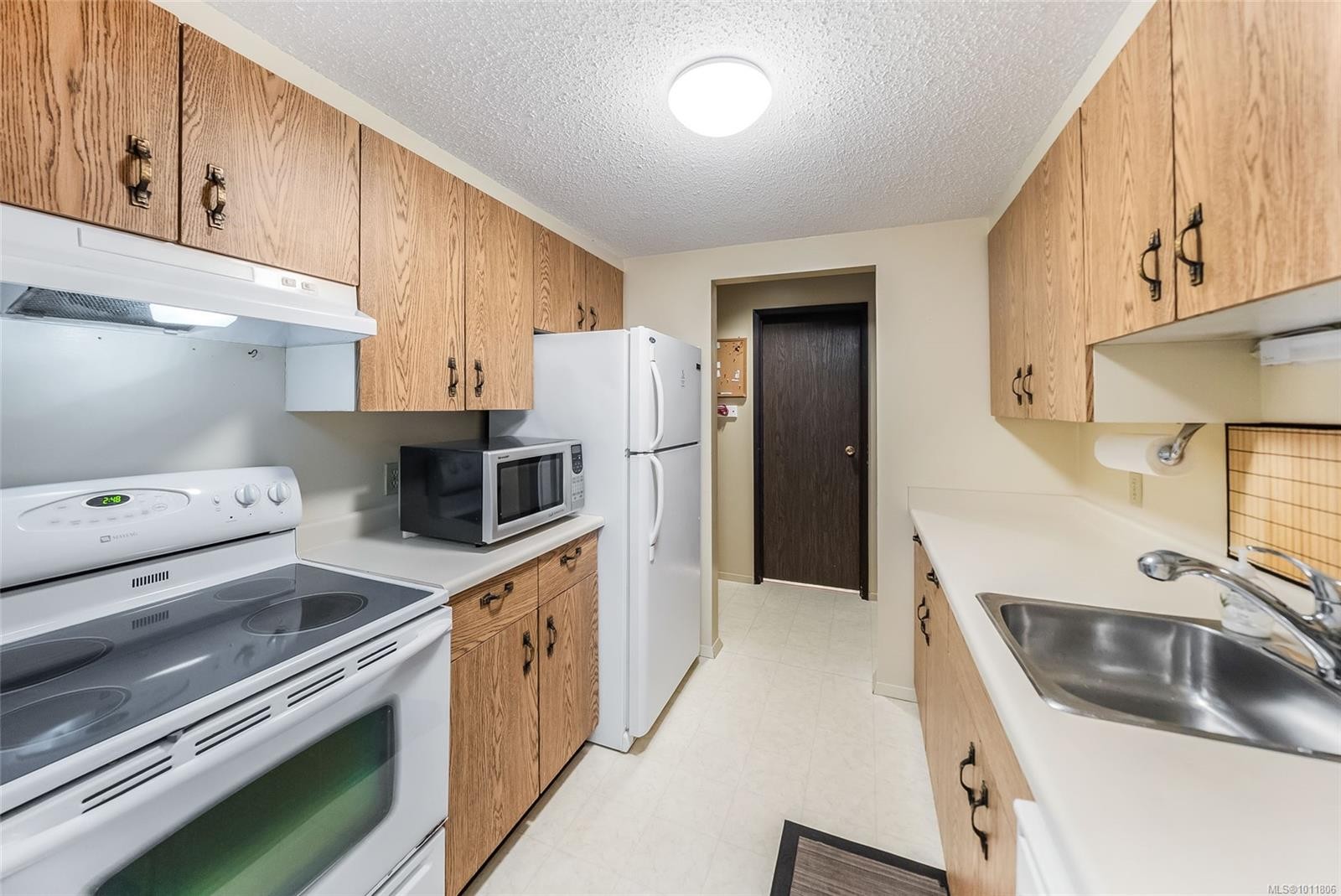 403-3555 Outrigger Rd, Nanoose Bay, BC - Indoor Photo Showing Kitchen