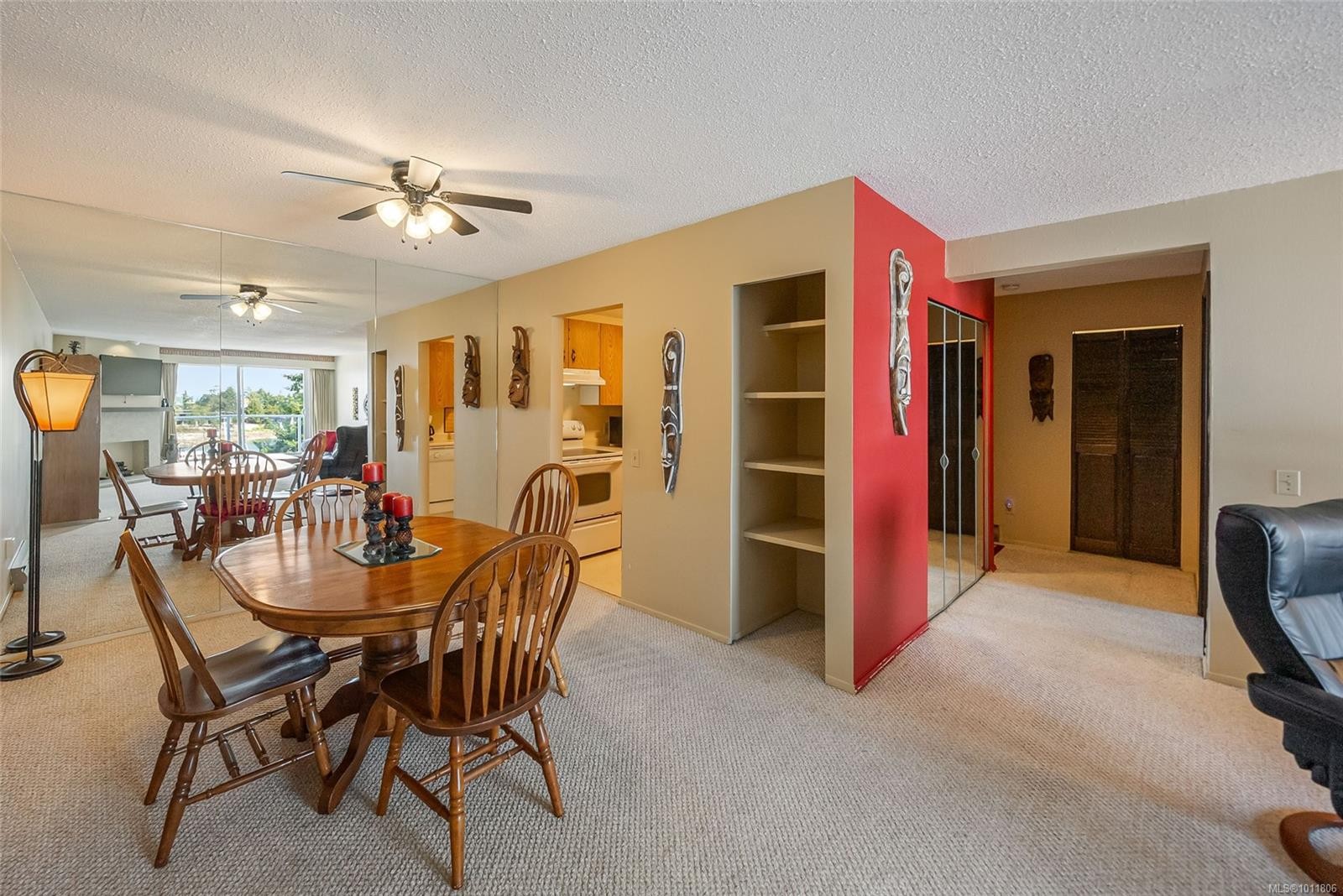 403-3555 Outrigger Rd, Nanoose Bay, BC - Indoor Photo Showing Dining Room