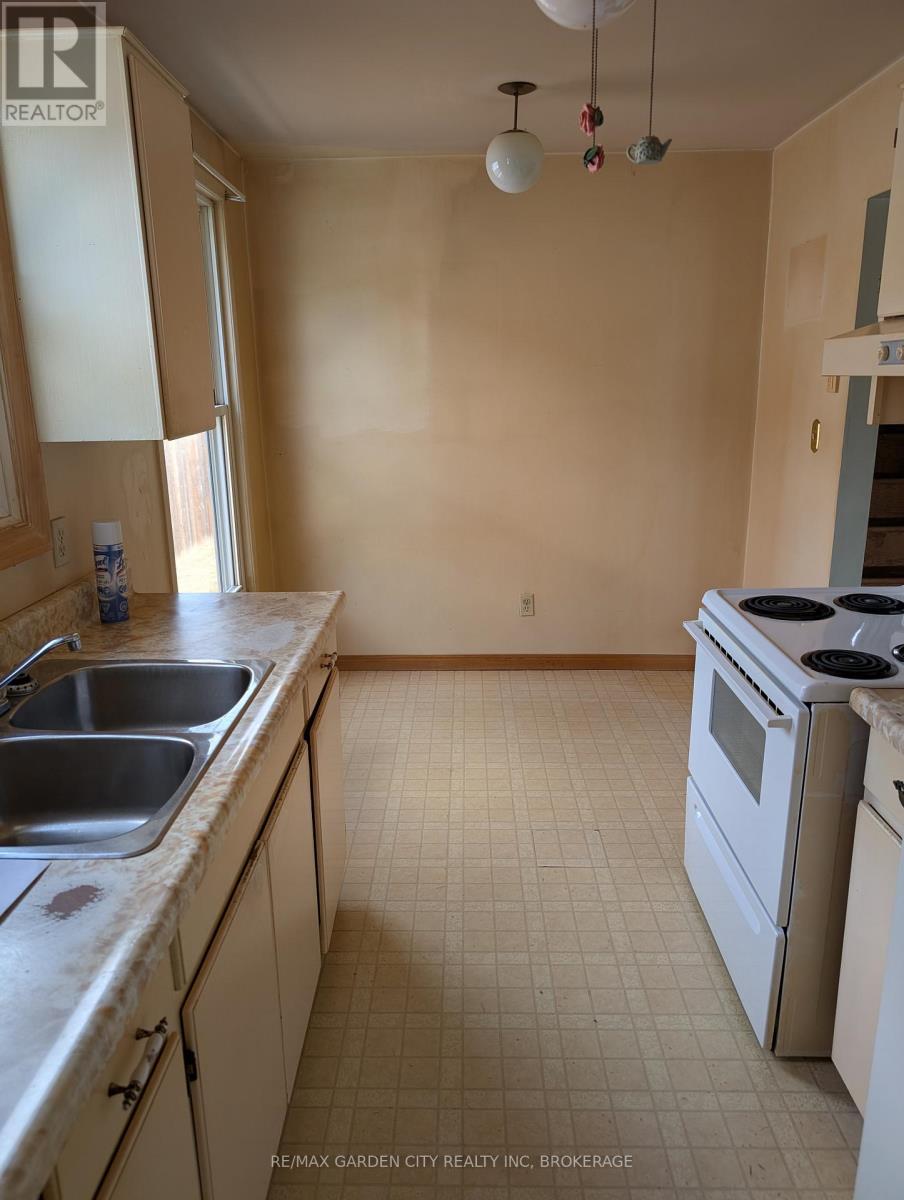 62 Allan Drive, St. Catharines (Fairview), ON - Indoor Photo Showing Kitchen With Double Sink
