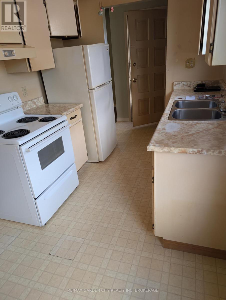62 Allan Drive, St. Catharines (Fairview), ON - Indoor Photo Showing Kitchen With Double Sink