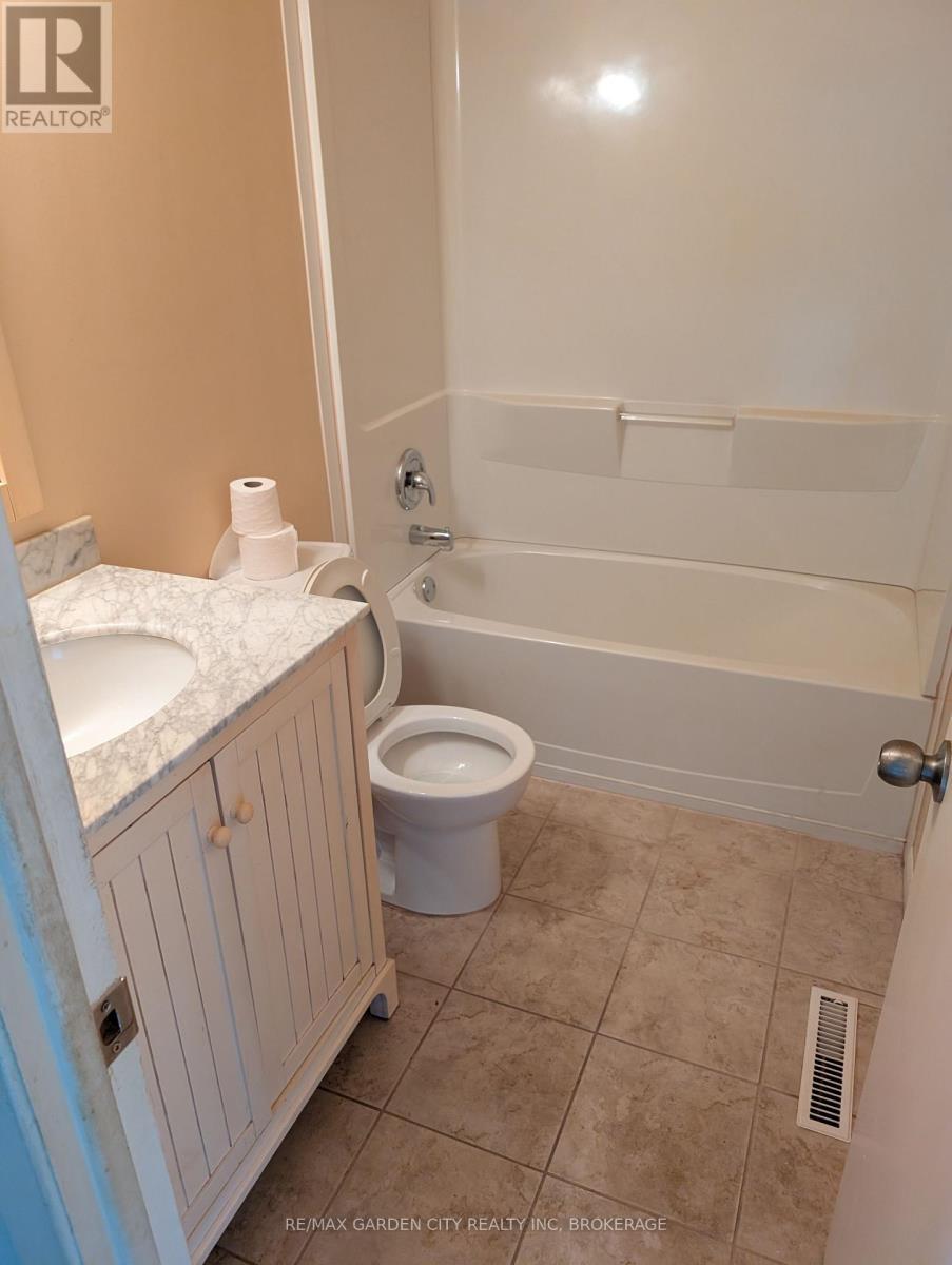 62 Allan Drive, St. Catharines (Fairview), ON - Indoor Photo Showing Bathroom