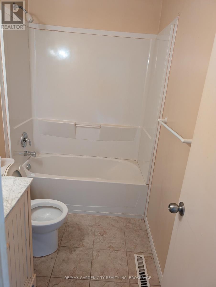 62 Allan Drive, St. Catharines (Fairview), ON - Indoor Photo Showing Bathroom