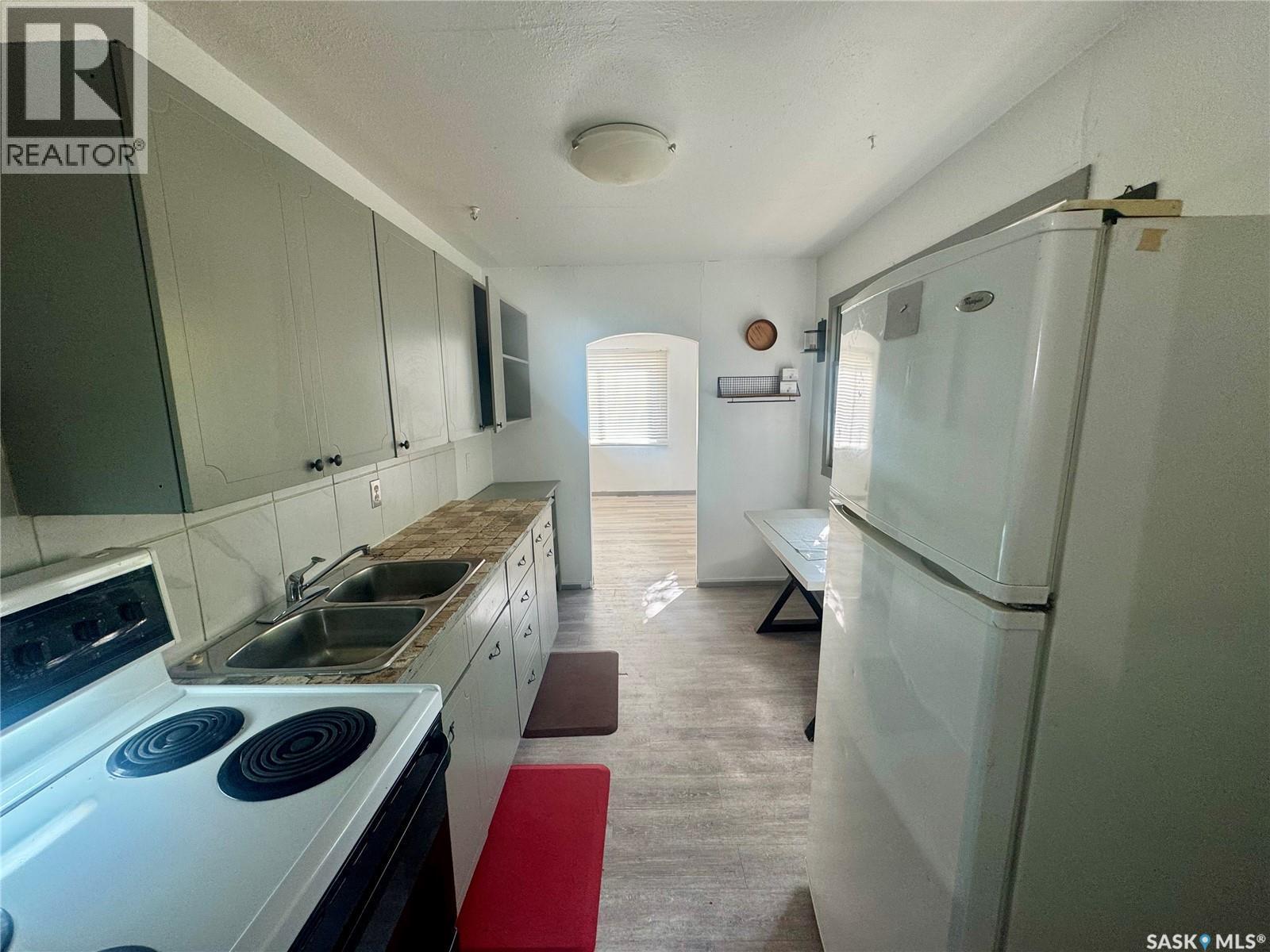 1056 Princess Street, Regina, SK - Indoor Photo Showing Kitchen With Double Sink