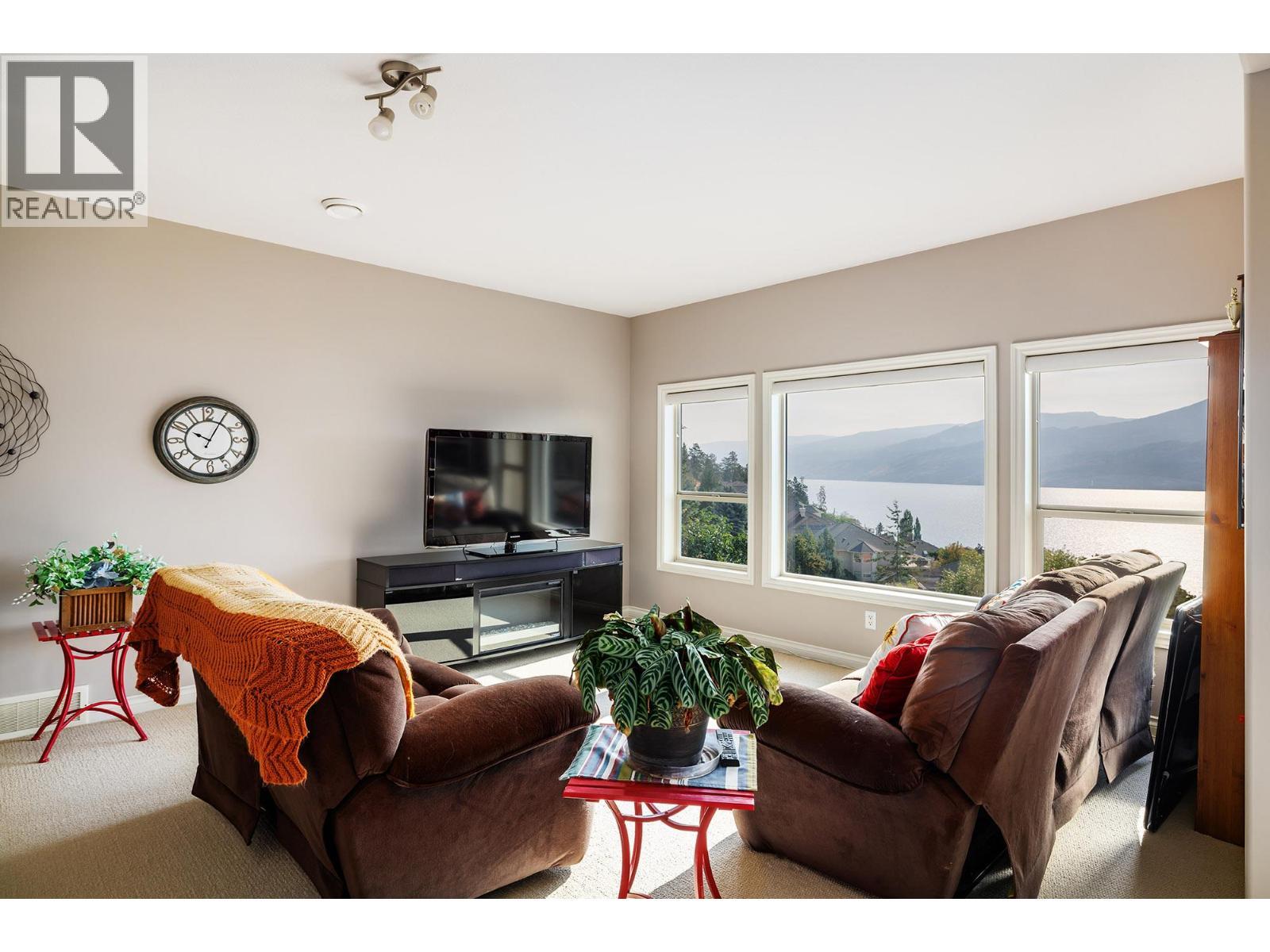 5165 Trepanier Bench Road Unit# 229, Peachland, BC - Indoor Photo Showing Living Room