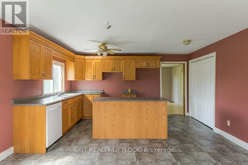 194 County Rd 10, Cavan Monaghan (Cavan Twp), ON - Indoor Photo Showing Kitchen With Double Sink