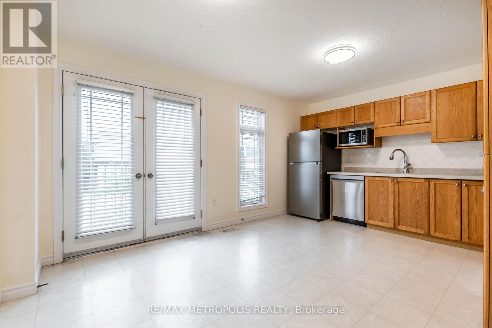 C15 - 619 Wild Ginger Avenue, Waterloo, ON - Indoor Photo Showing Kitchen