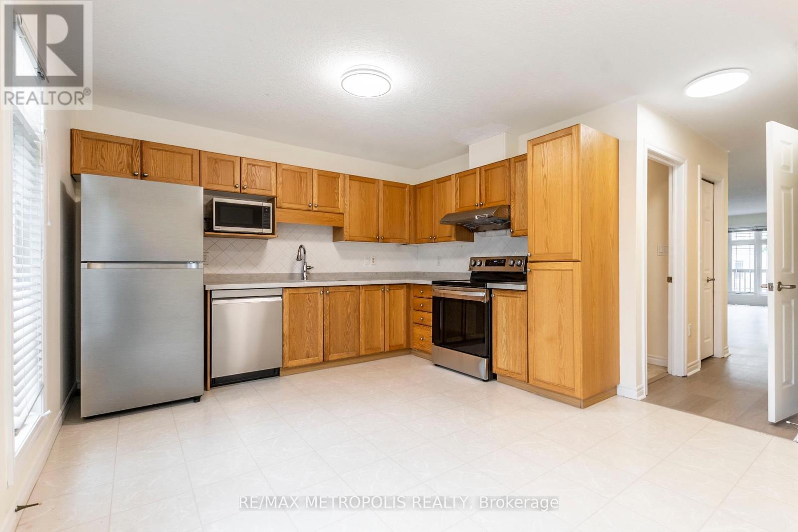 C15 - 619 Wild Ginger Avenue, Waterloo, ON - Indoor Photo Showing Kitchen