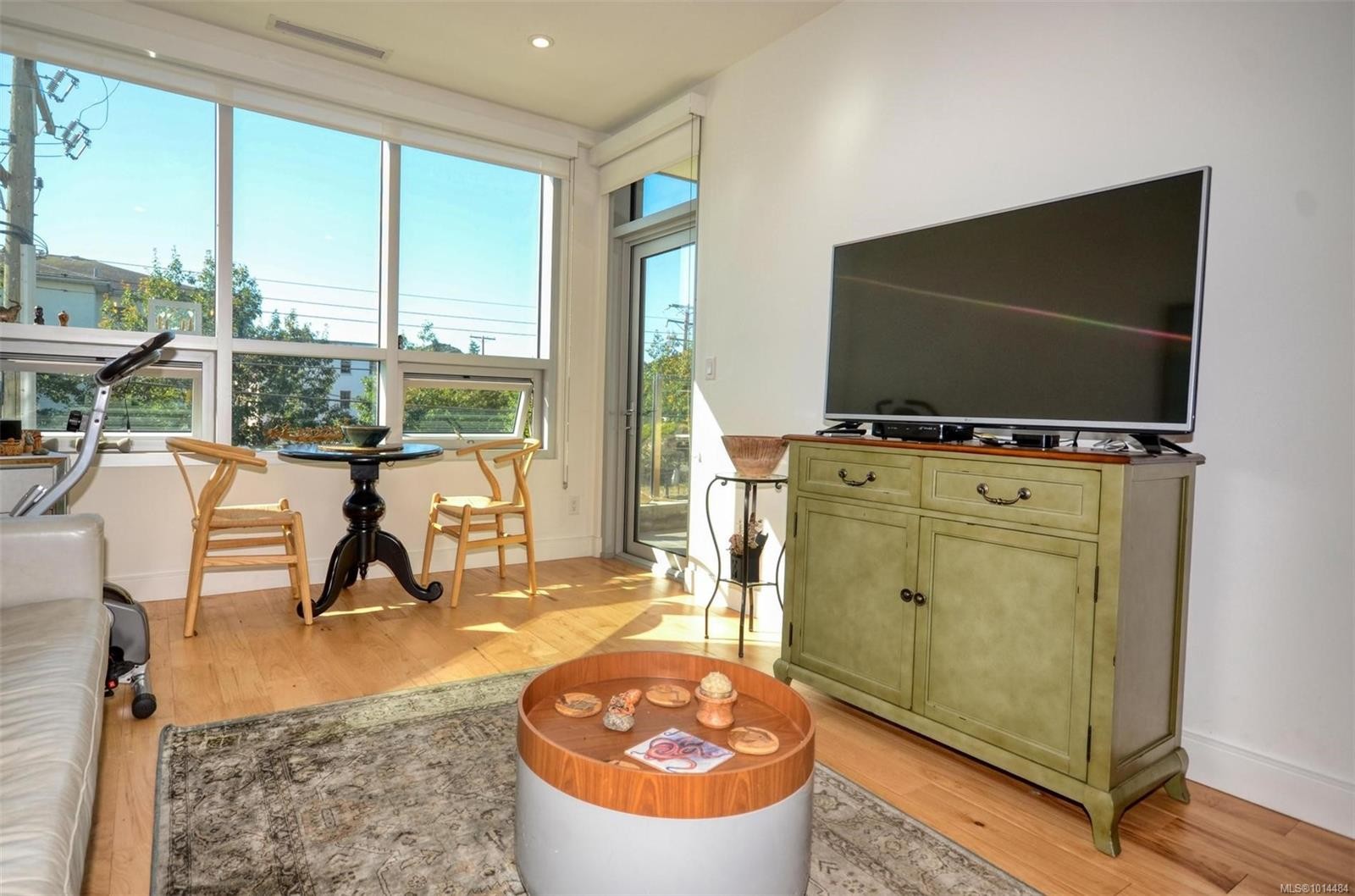 203-916 Lyall St, Esquimalt, BC - Indoor