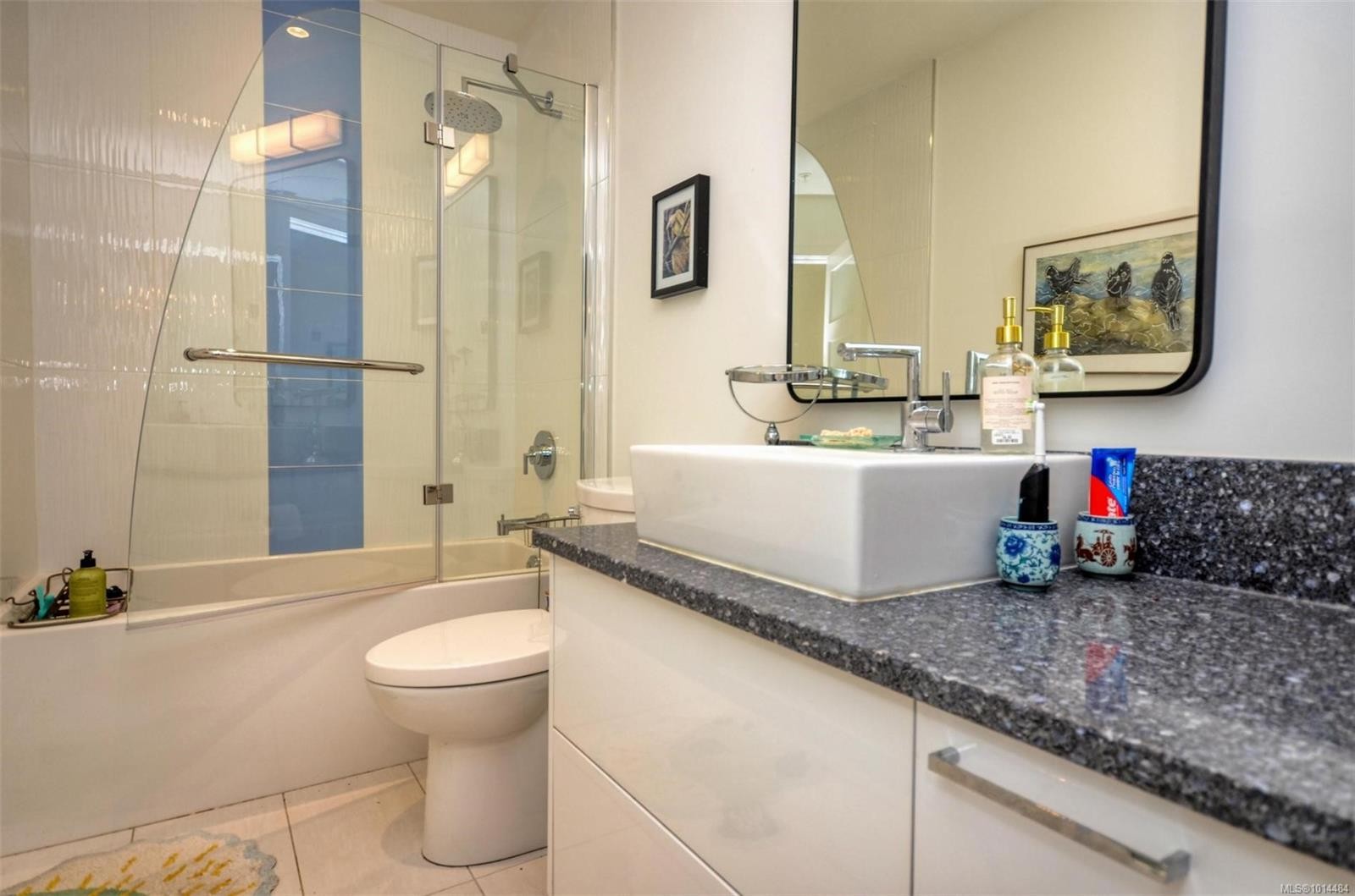 203-916 Lyall St, Esquimalt, BC - Indoor Photo Showing Bathroom