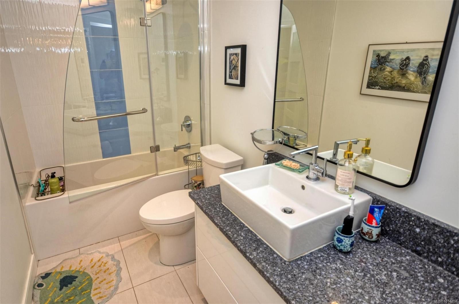 203-916 Lyall St, Esquimalt, BC - Indoor Photo Showing Bathroom