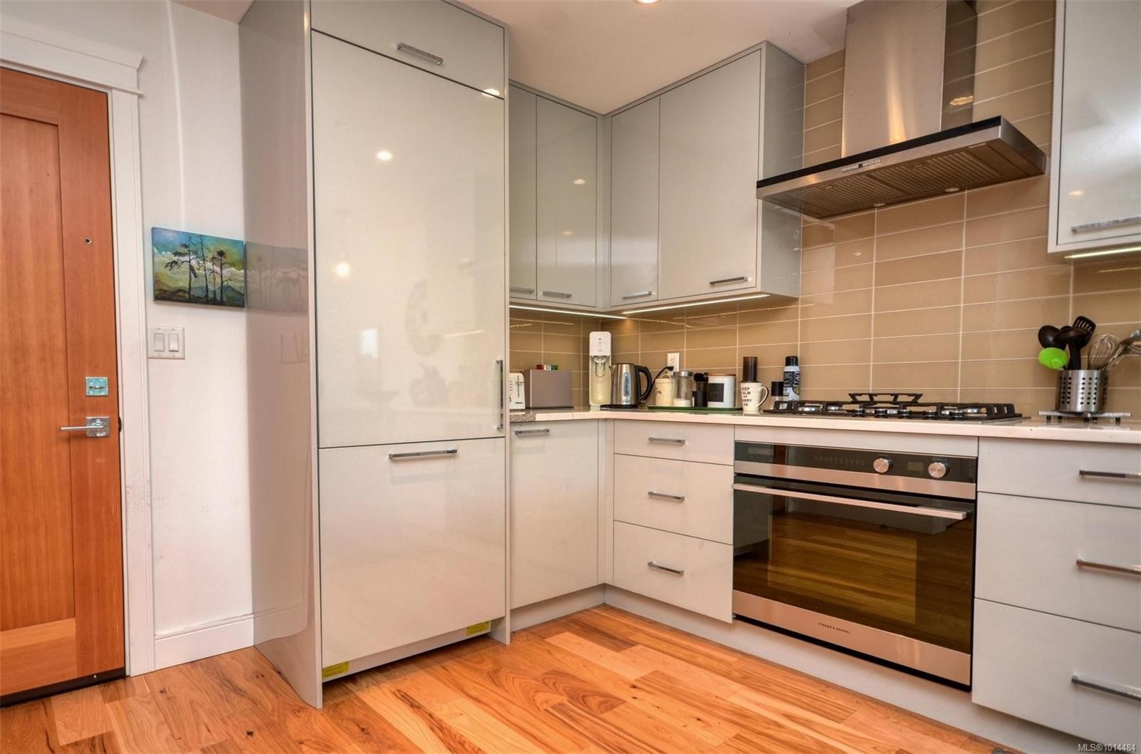 203-916 Lyall St, Esquimalt, BC - Indoor Photo Showing Kitchen With Upgraded Kitchen