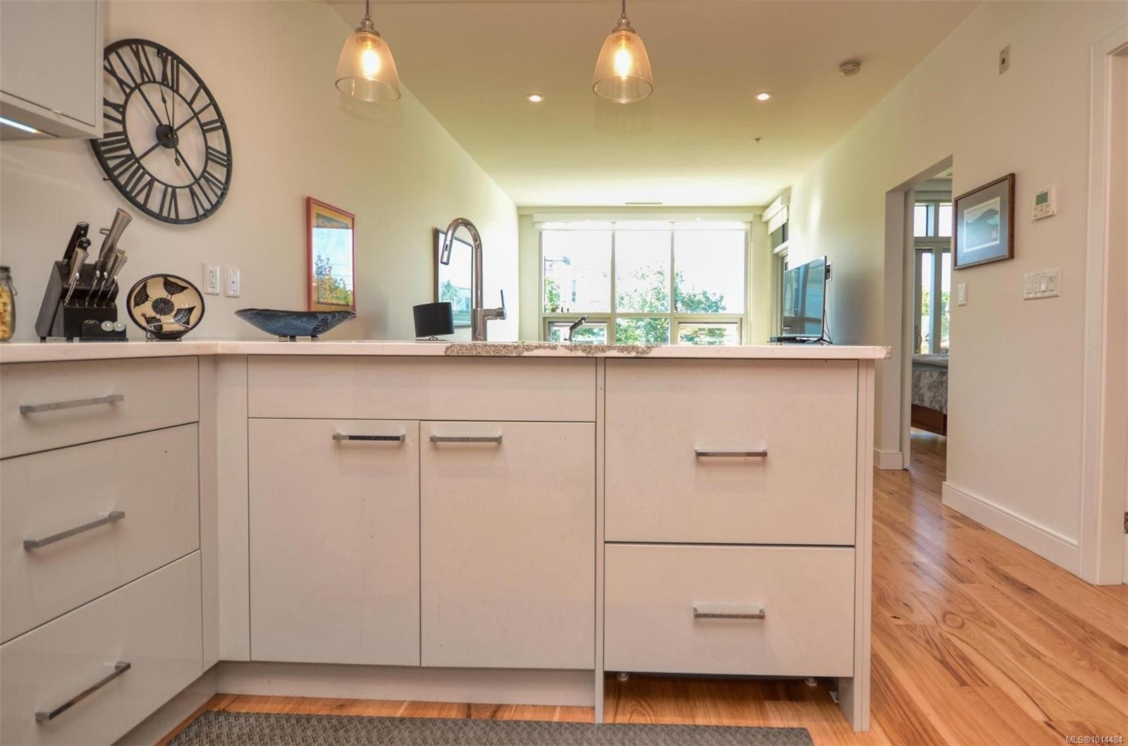 203-916 Lyall St, Esquimalt, BC - Indoor