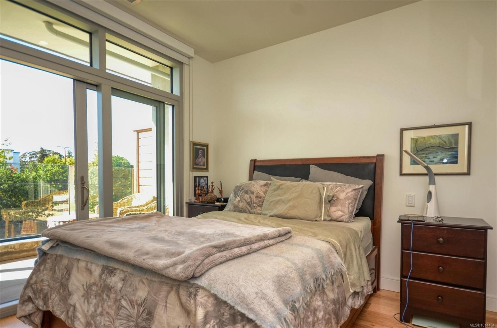 203-916 Lyall St, Esquimalt, BC - Indoor Photo Showing Bedroom