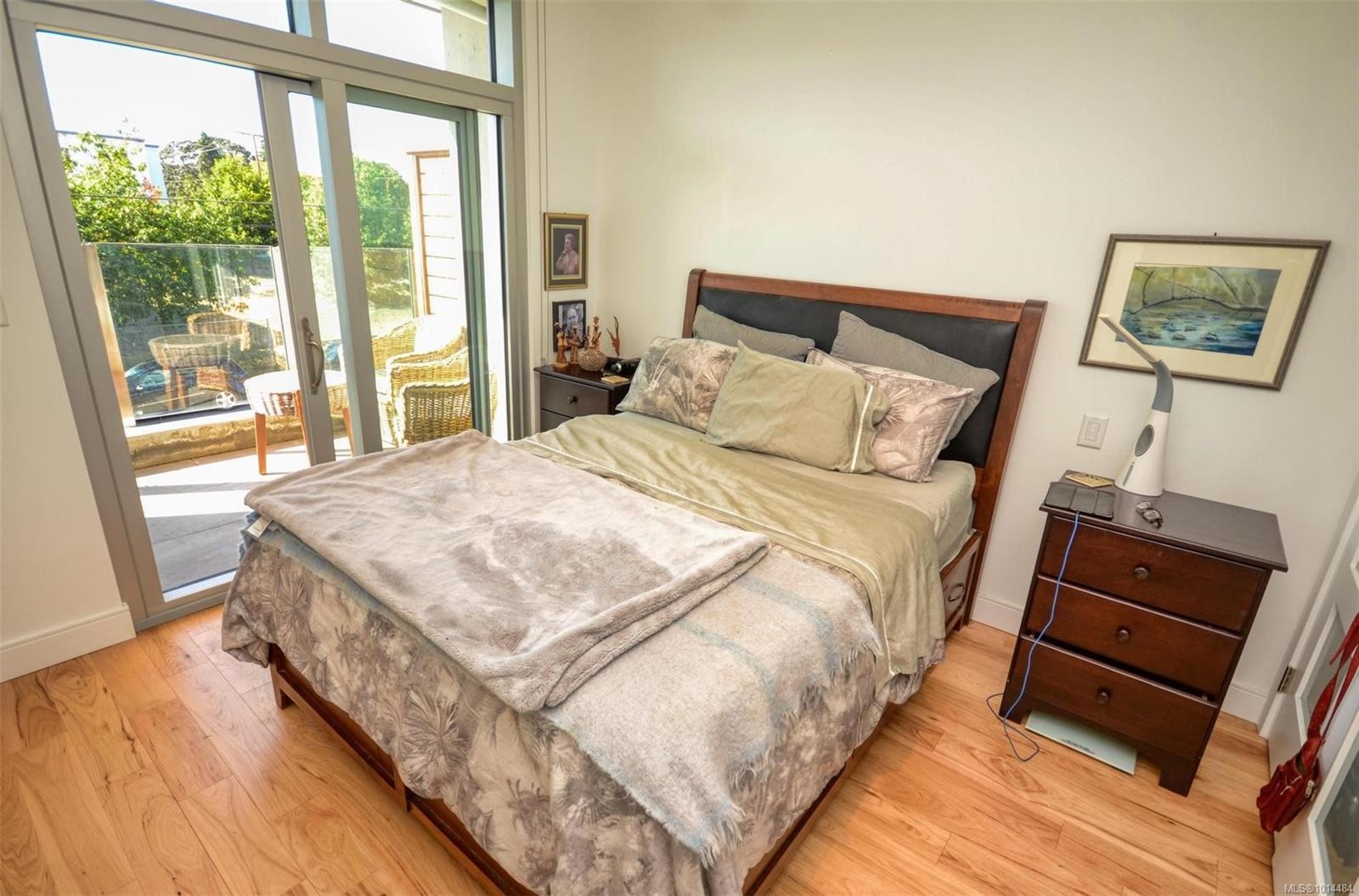 203-916 Lyall St, Esquimalt, BC - Indoor Photo Showing Bedroom