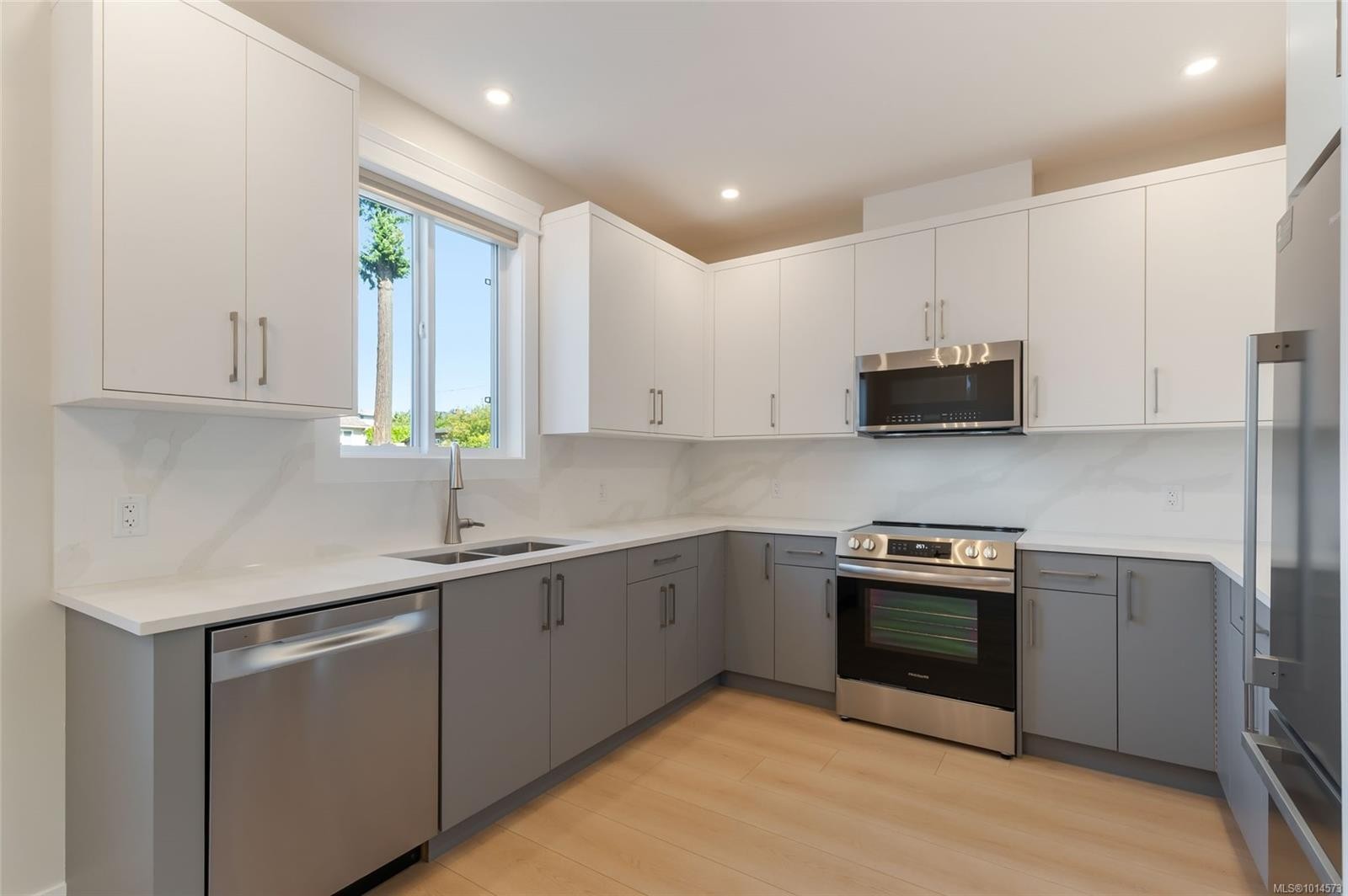 764 Townsite Rd, Nanaimo, BC - Indoor Photo Showing Kitchen With Double Sink