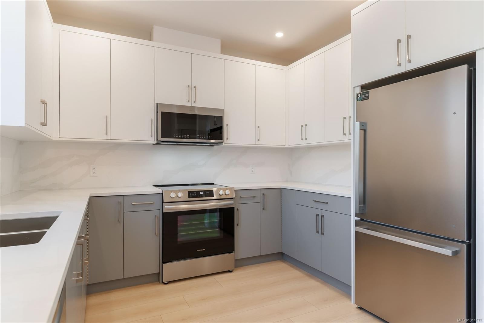 764 Townsite Rd, Nanaimo, BC - Indoor Photo Showing Kitchen With Double Sink