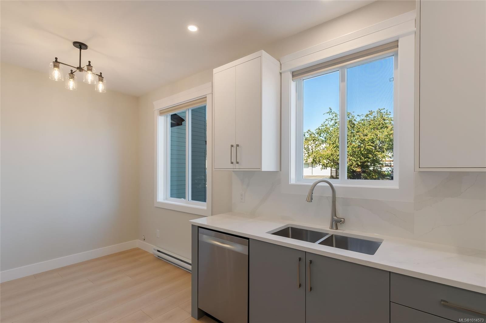 764 Townsite Rd, Nanaimo, BC - Indoor Photo Showing Kitchen With Double Sink