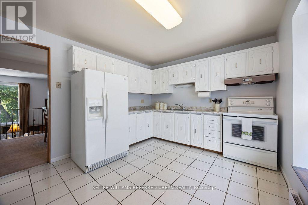 2 Sebastian Cabot Way, Toronto, ON - Indoor Photo Showing Kitchen