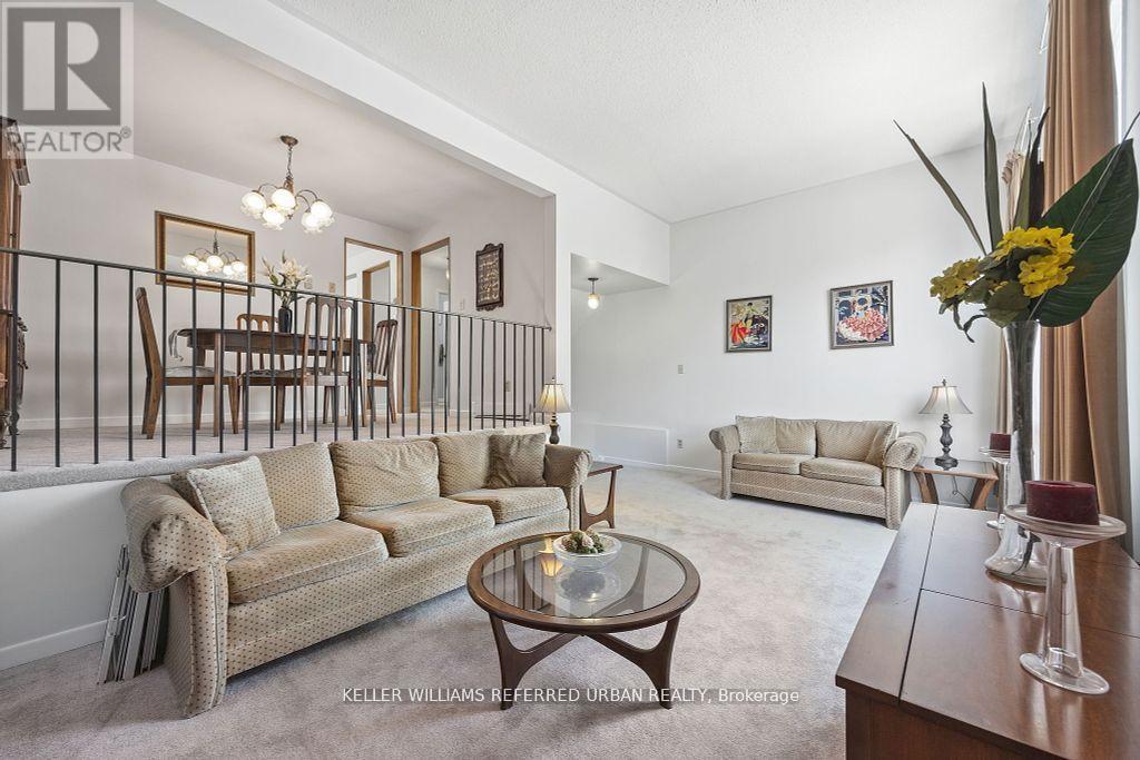 2 Sebastian Cabot Way, Toronto, ON - Indoor Photo Showing Living Room