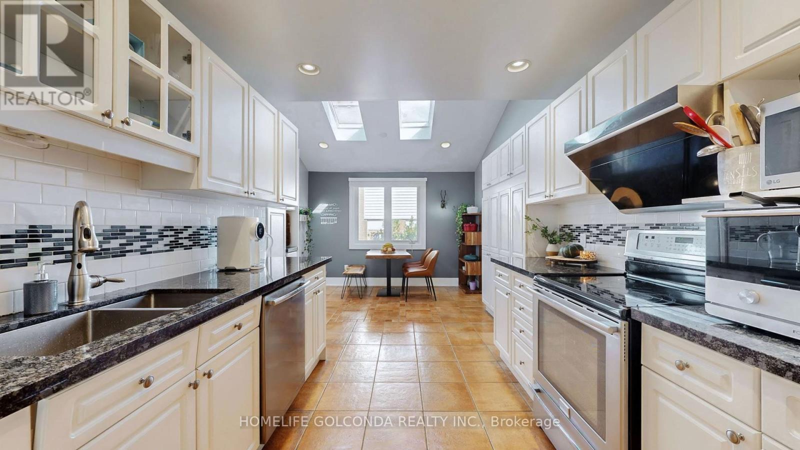 54 Senator Reesor'S Drive, Markham, ON - Indoor Photo Showing Kitchen With Double Sink With Upgraded Kitchen