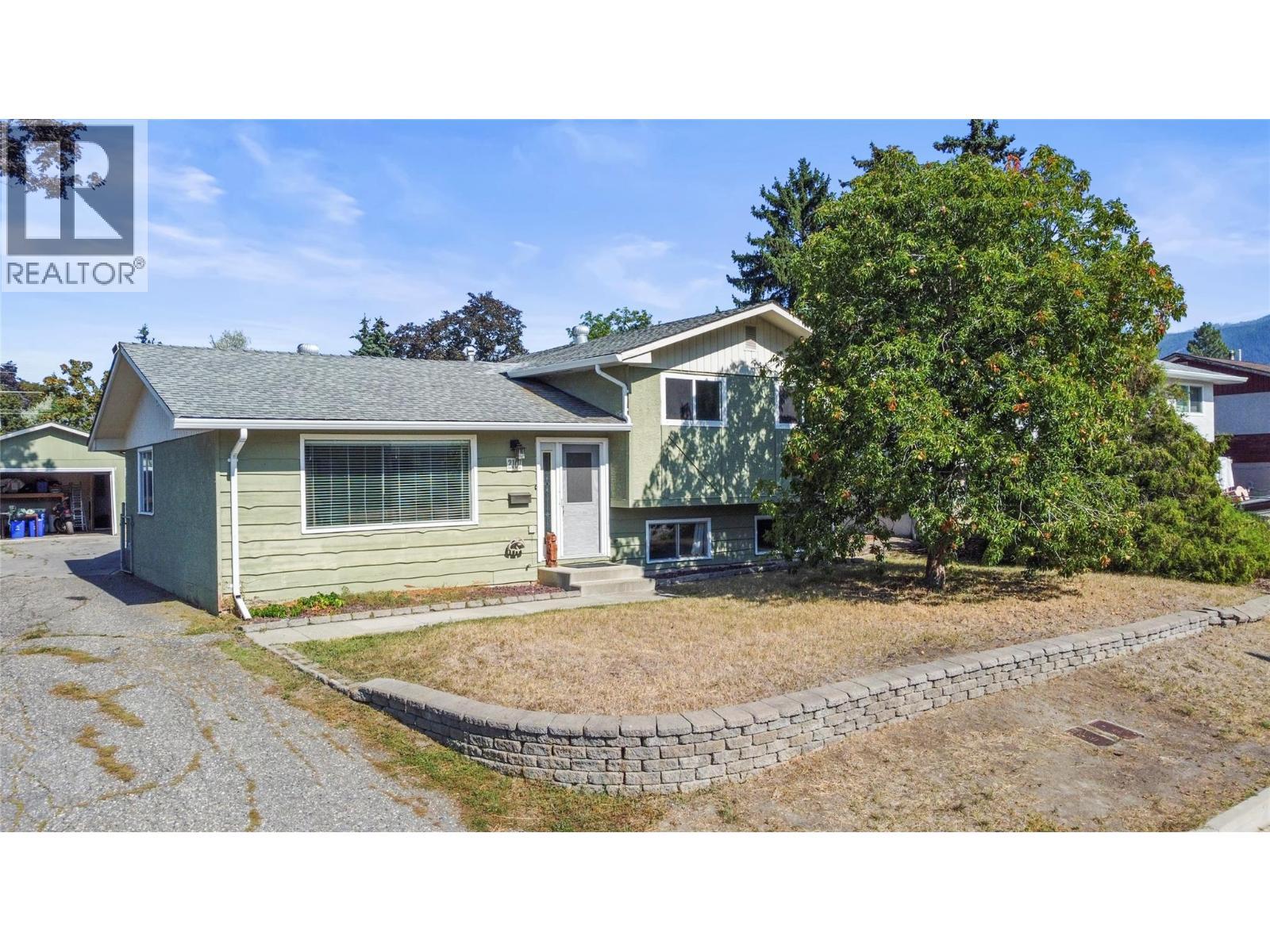 Front yard from street - 2107 24 Avenue, Vernon, BC - Outdoor