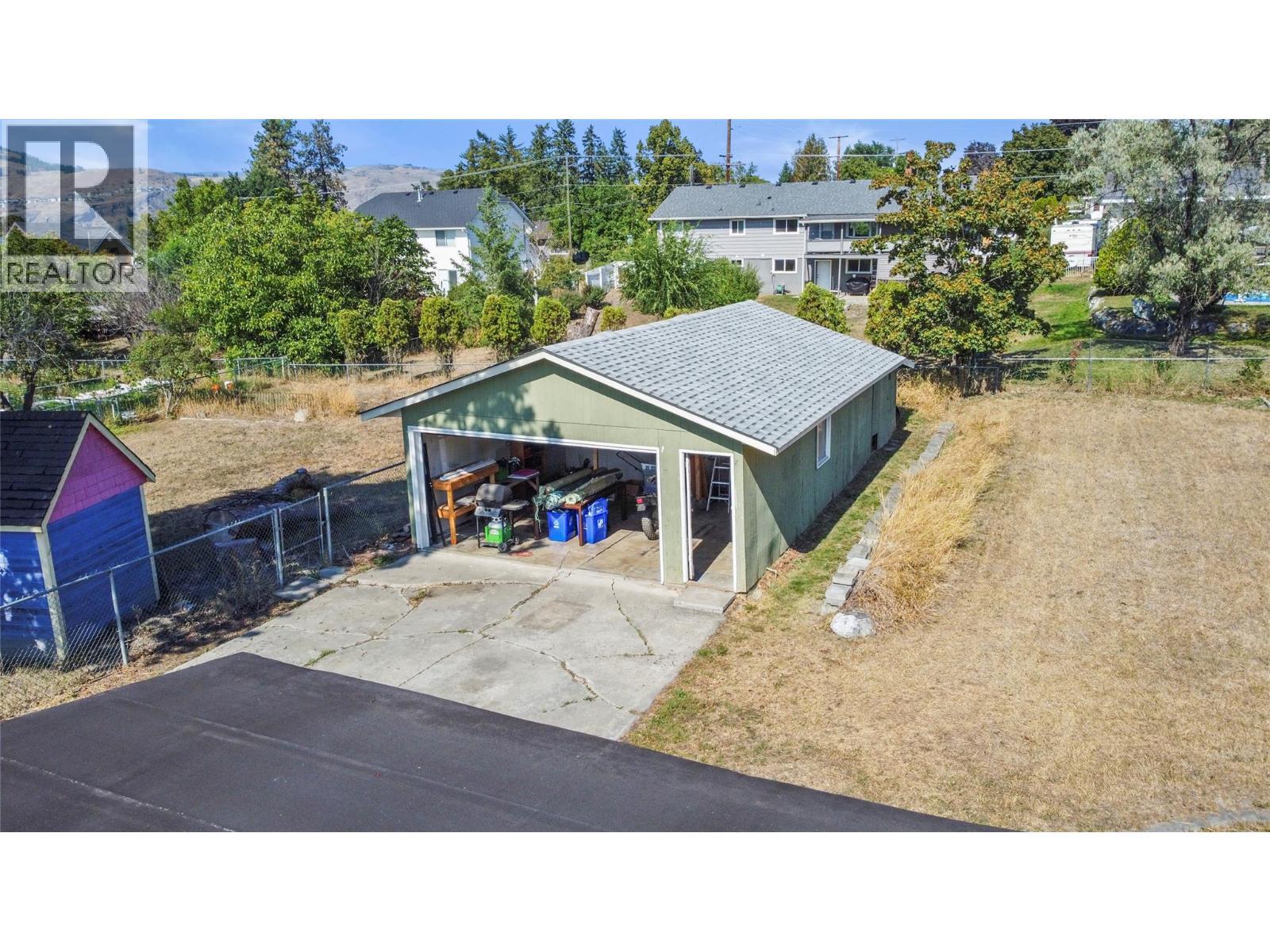 Garage with workshop and extra storage - 2107 24 Avenue, Vernon, BC - Outdoor
