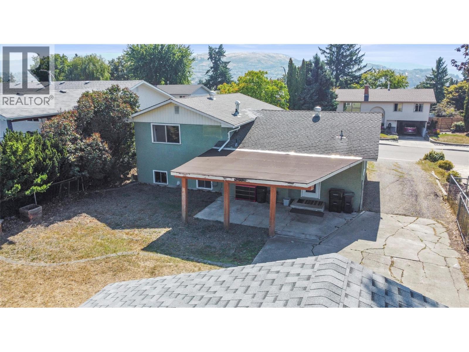 Covered back deck - 2107 24 Avenue, Vernon, BC - Outdoor
